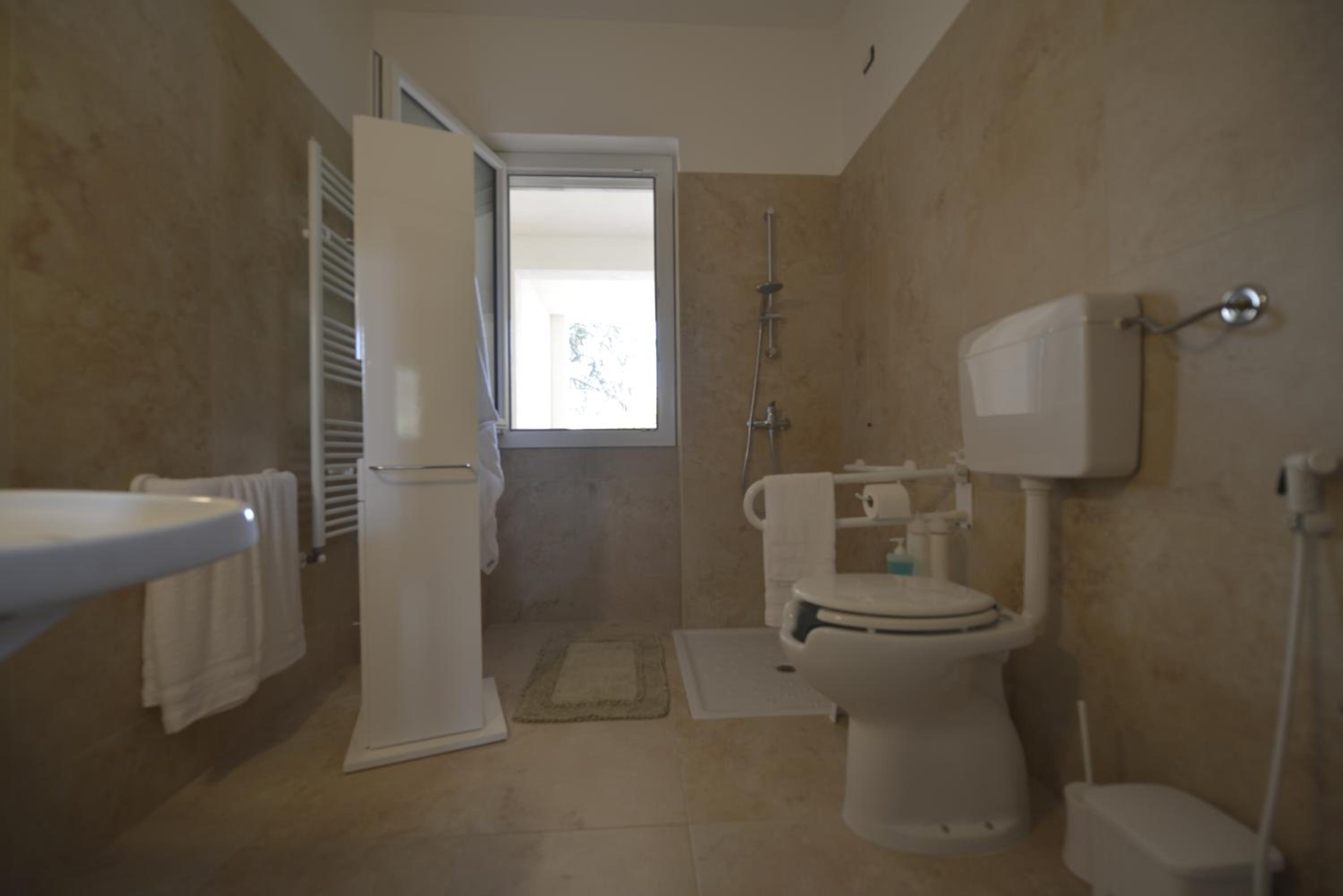 Double Room - Disability Access photo 3