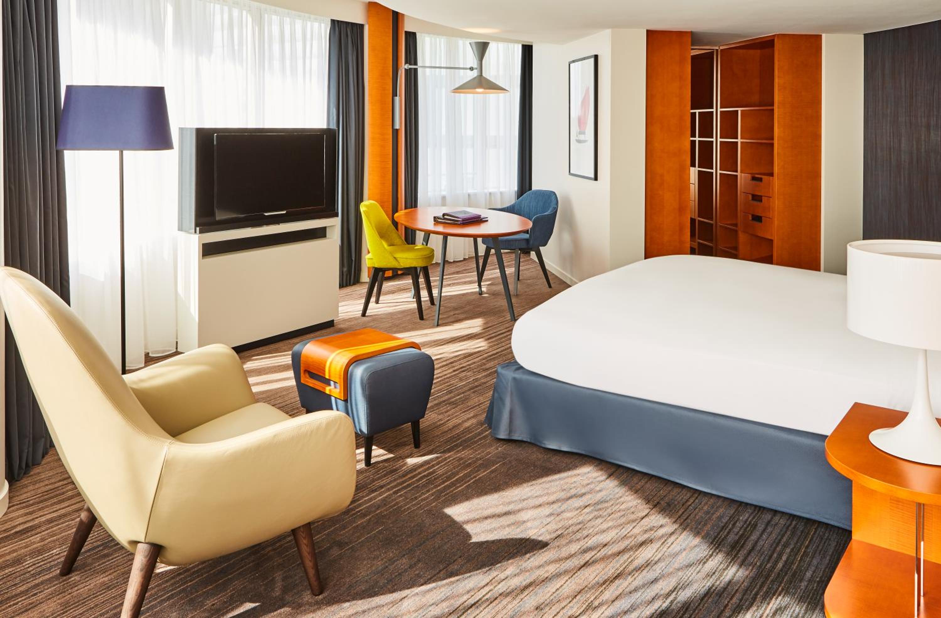 Junior Suite with King Bed and Working Space - Photo 15