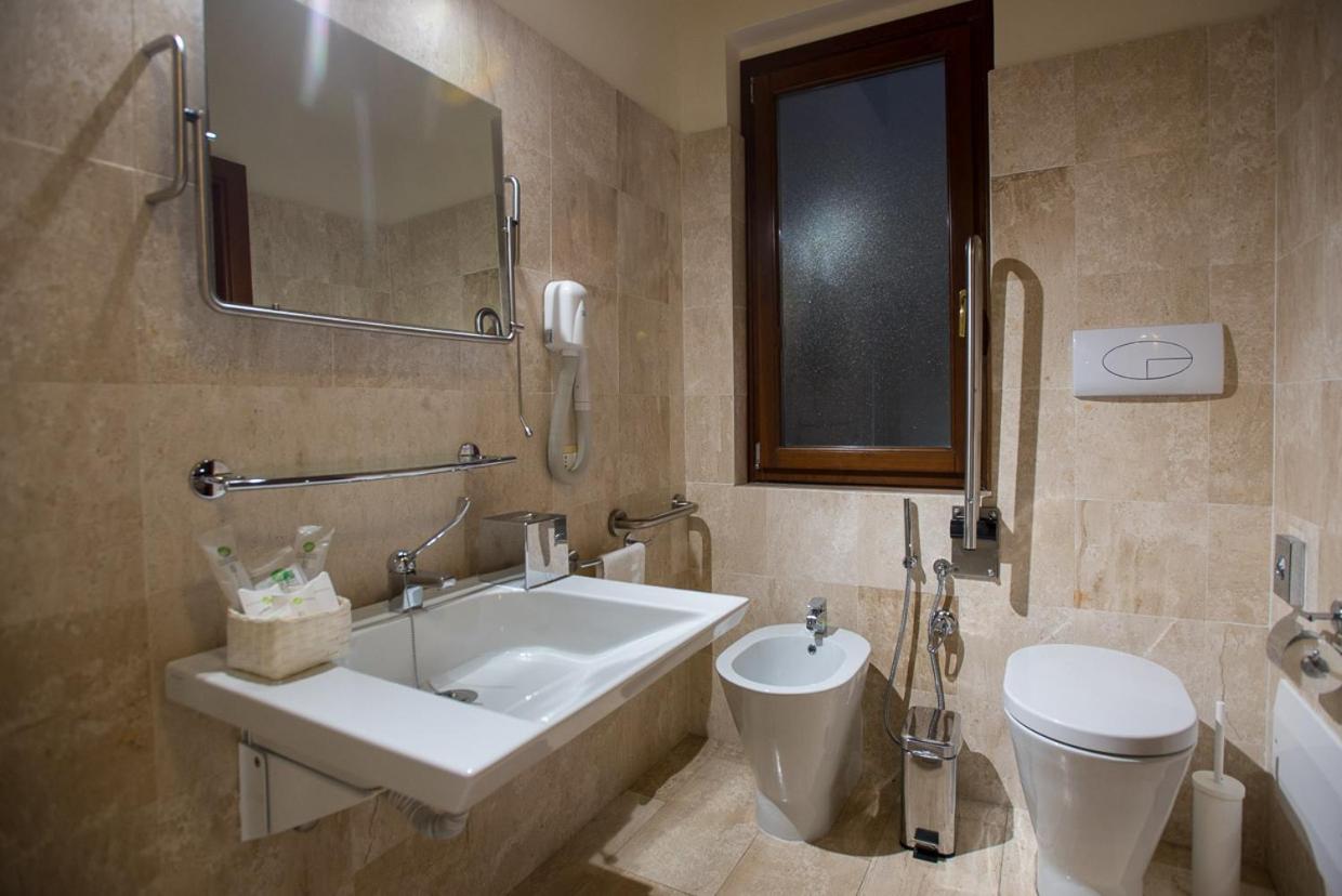 Double or Twin Room - Disability Access photo 3