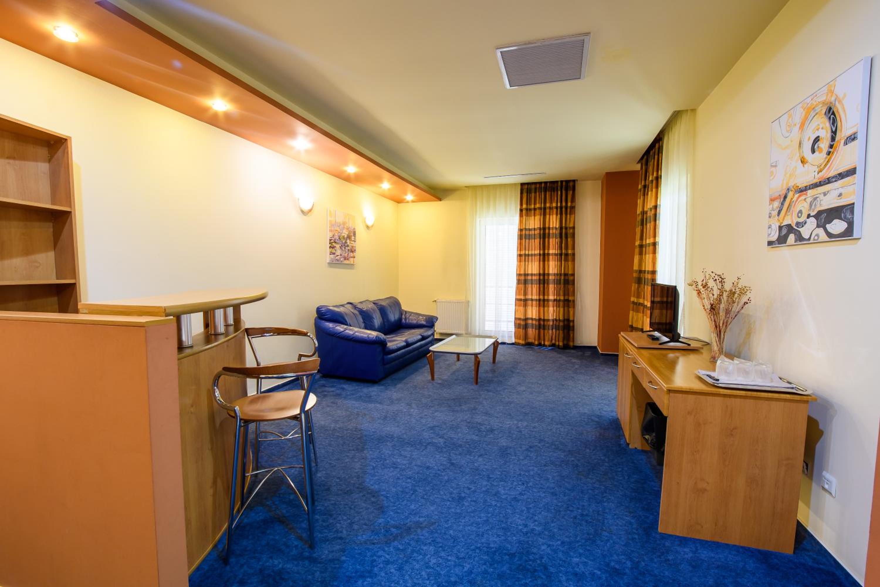 One-Bedroom Apartment - Photo 12