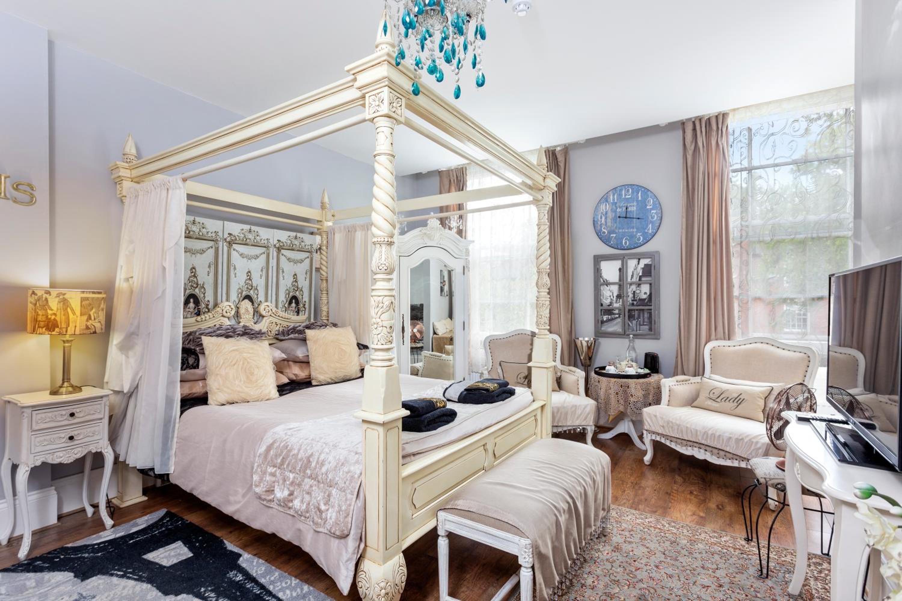 Double Room with Four Poster Bed photo 3