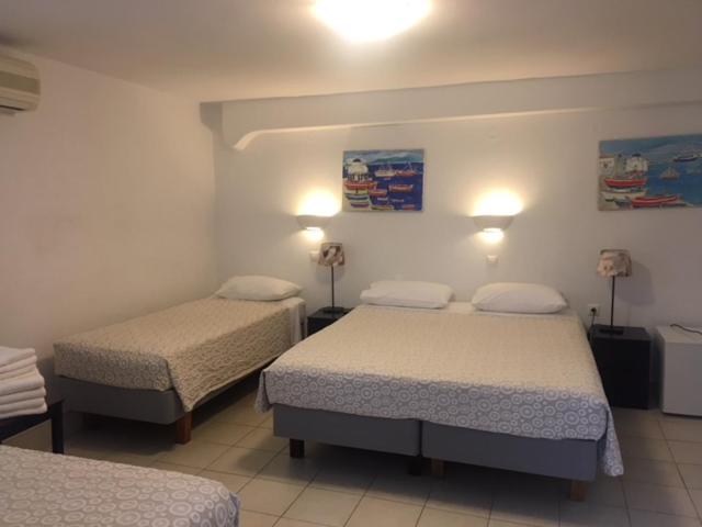 Budget semi basement quadruple room photo 2