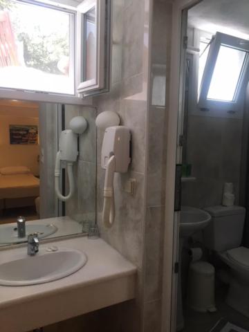 Budget semi basement quadruple room photo 3