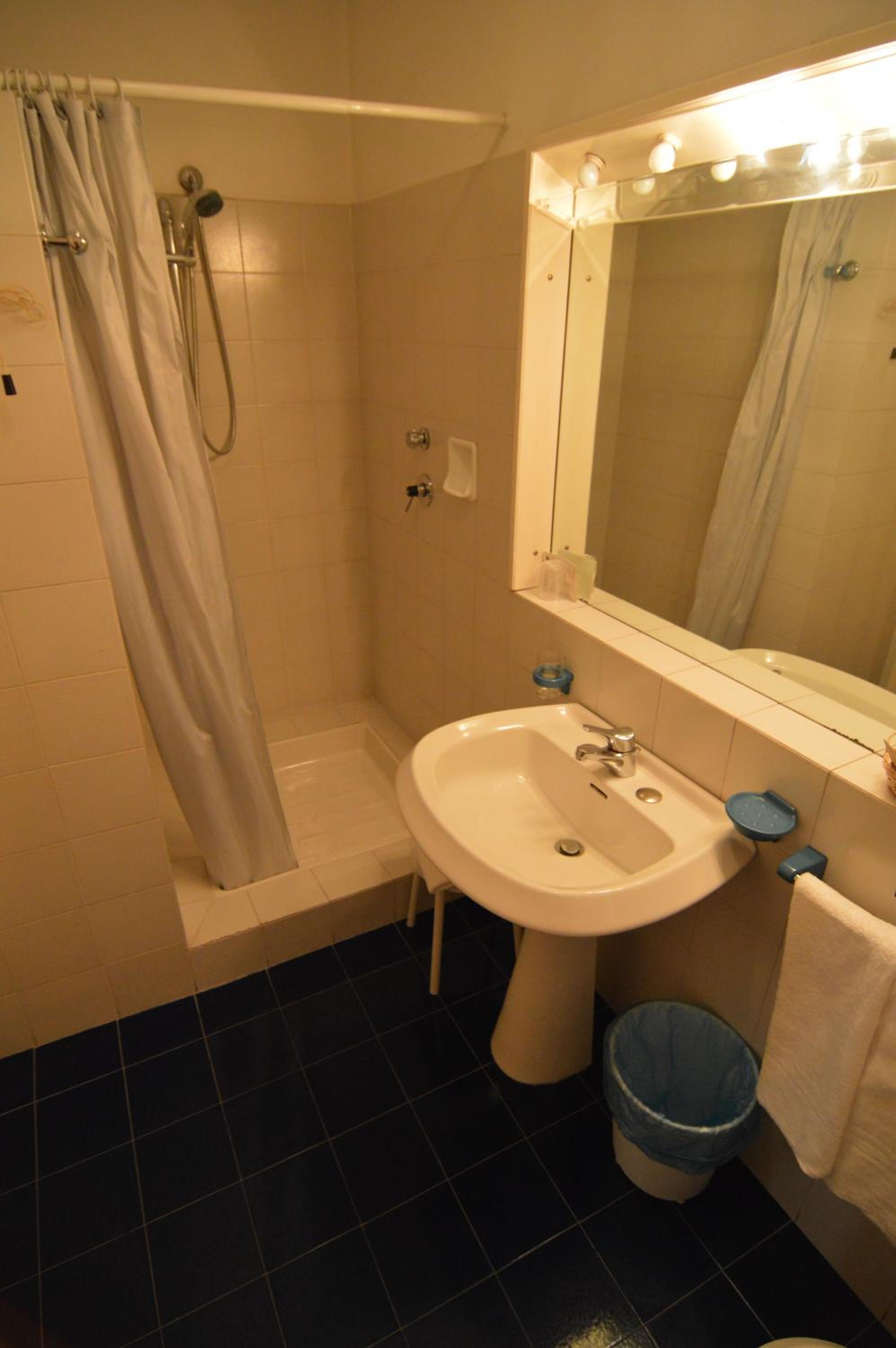 Twin Room - Photo 2