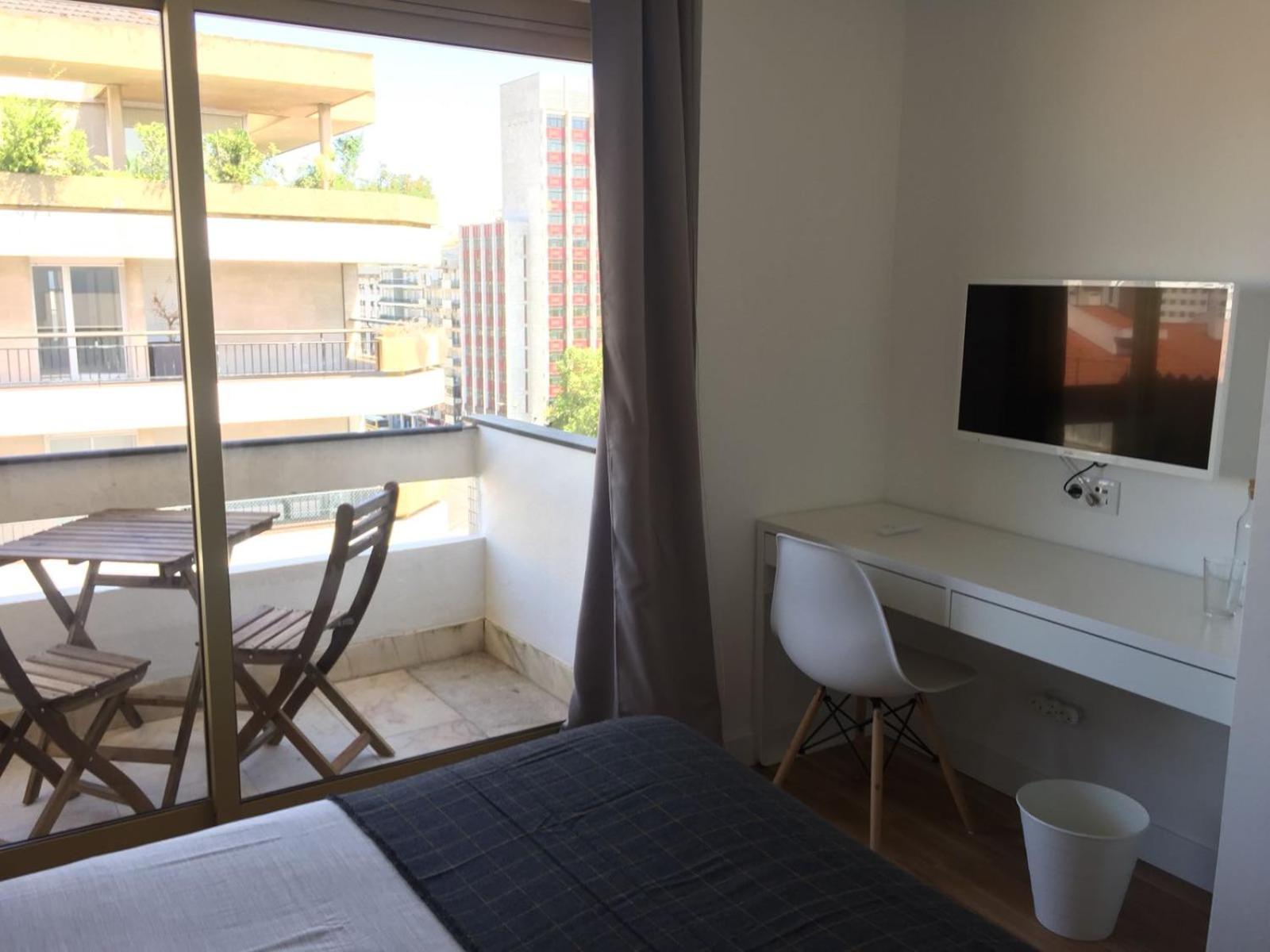 Small Suite with Balcony - Photo 5