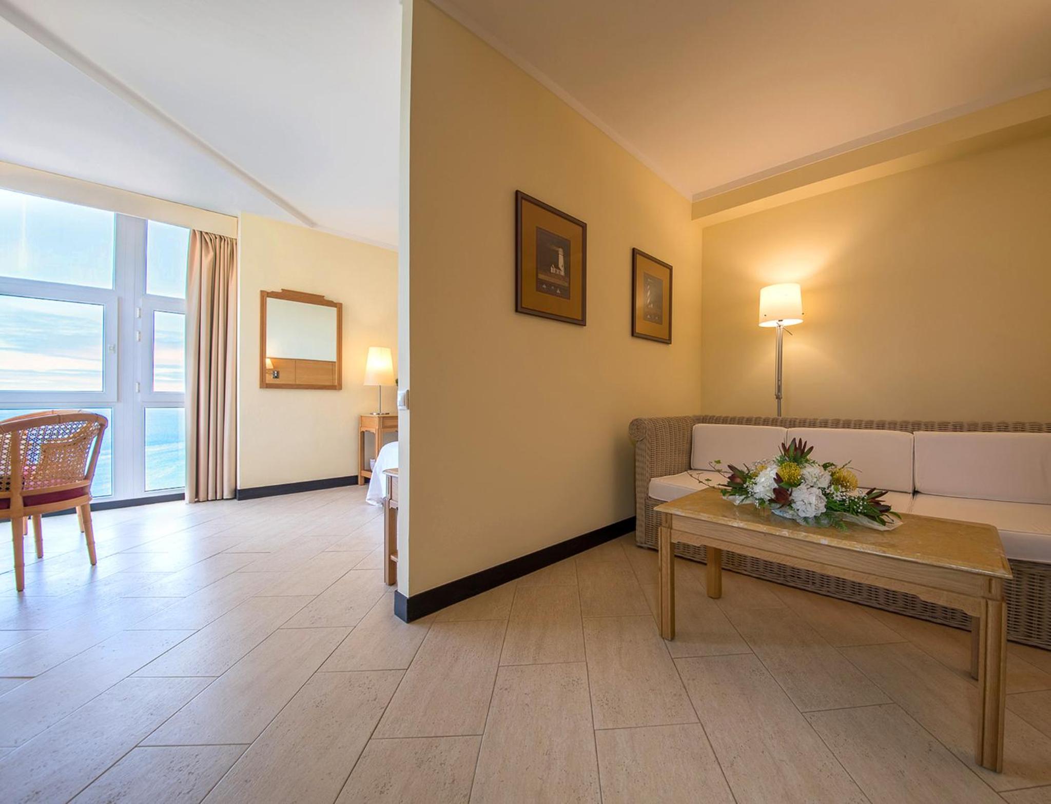 Junior Suite with Sea View - Photo 3