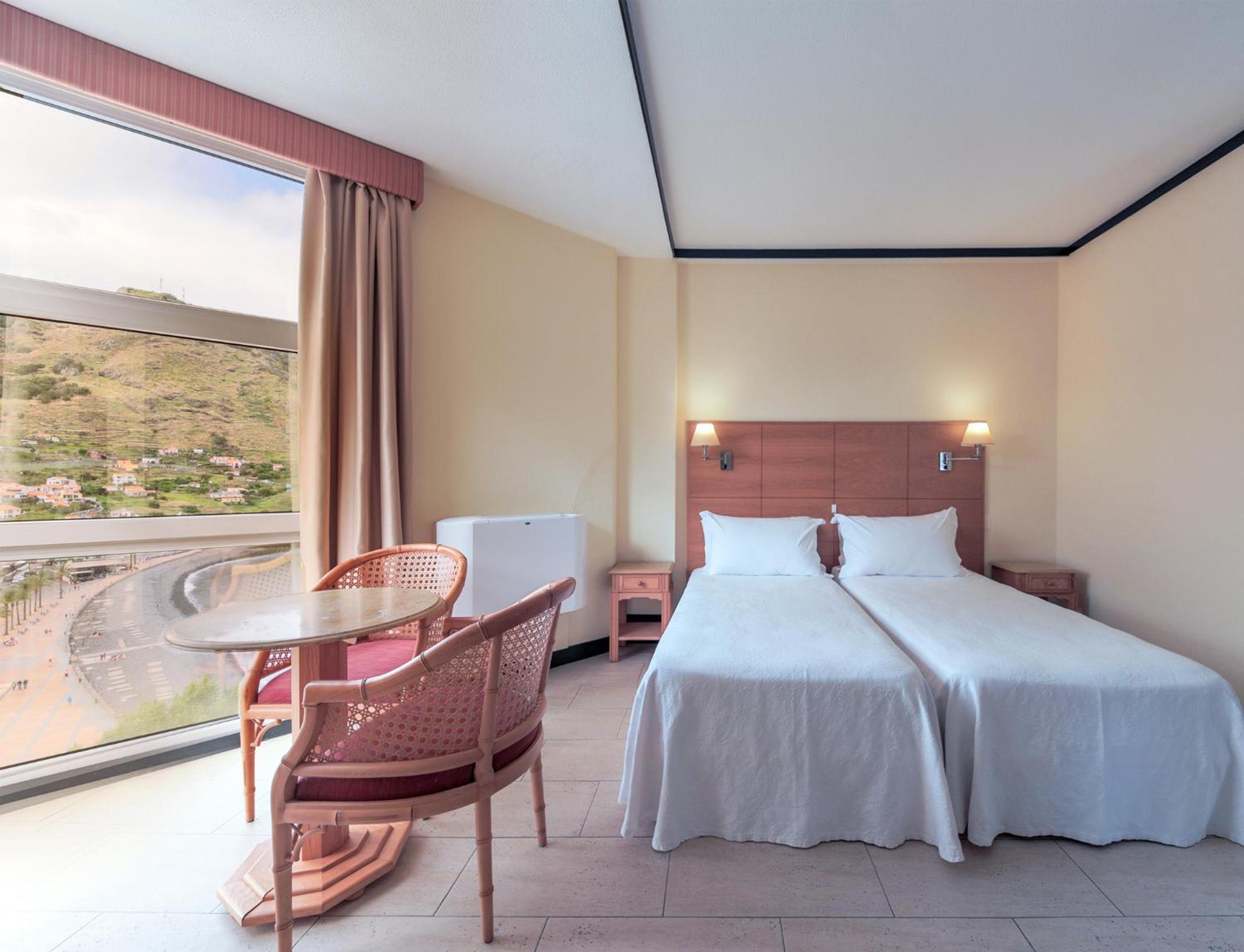 Triple Room with Bay View (2 Adults + 1 Child) - Photo 2