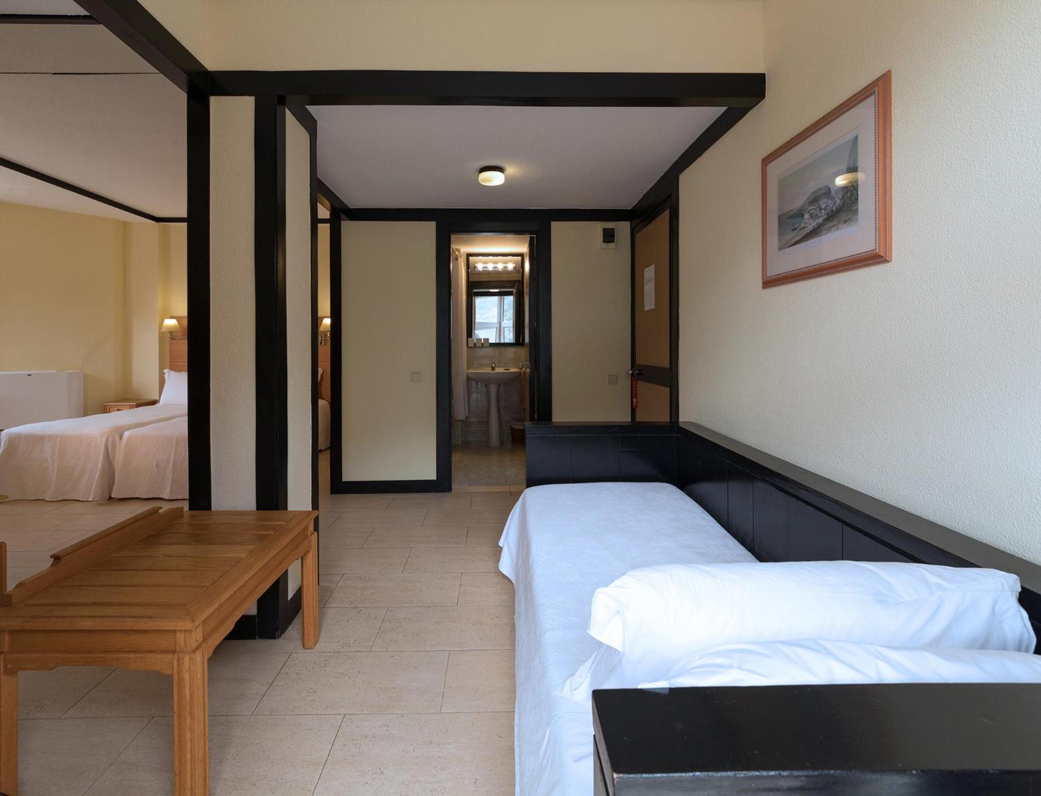 Triple Room with Bay View (2 Adults + 1 Child) - Photo 1