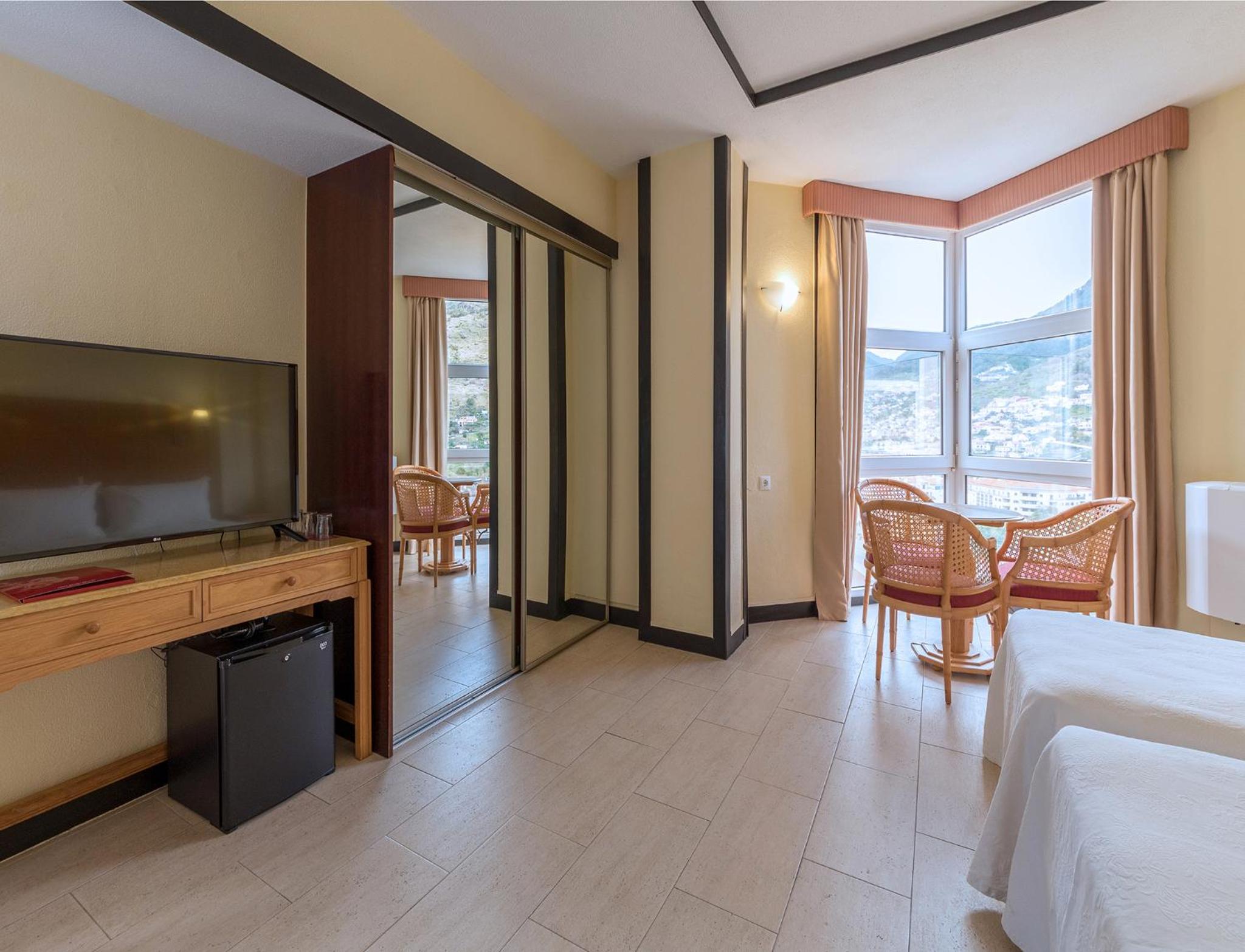Triple Room with Bay View (2 Adults + 1 Child) - Photo 3