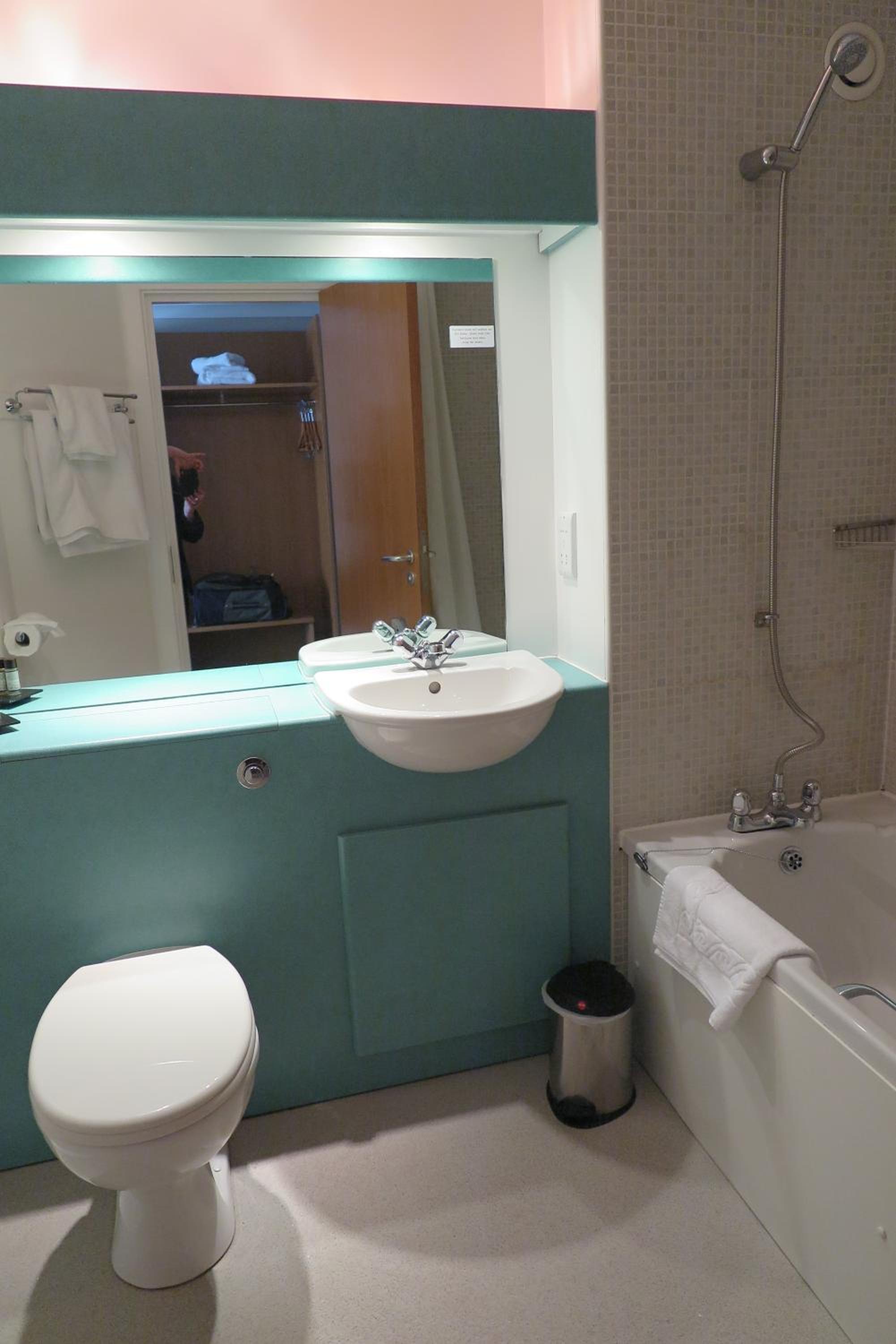 Standard Twin Room - Photo 3