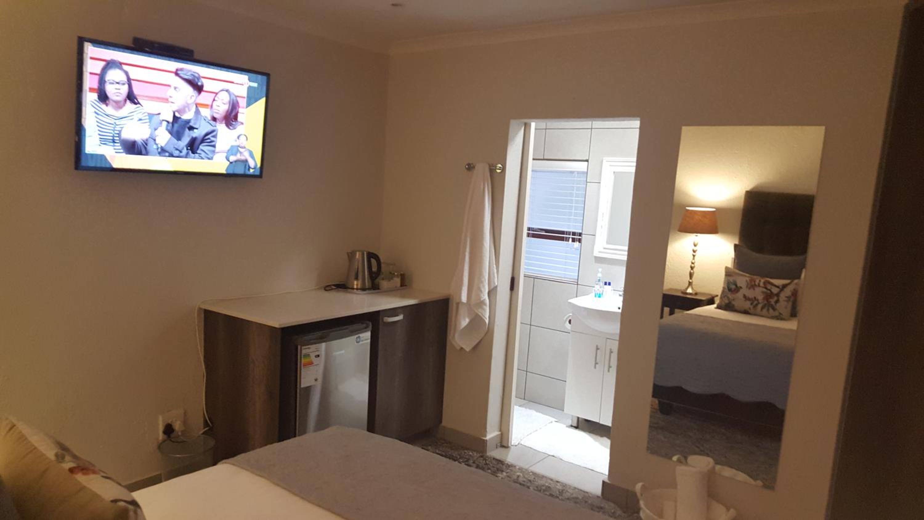 Deluxe Queen Room - Photo 10
