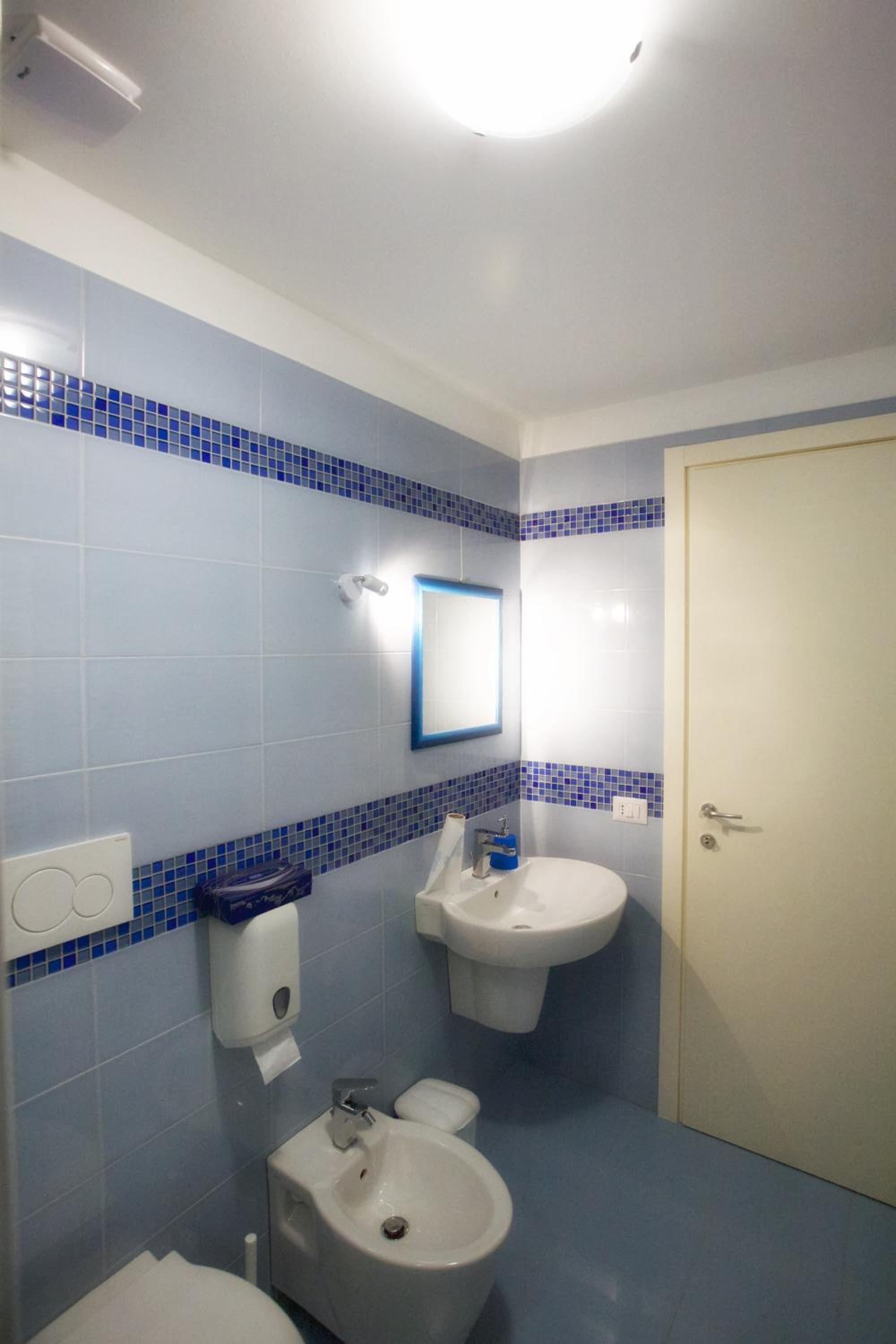 Twin Room with Private Bathroom photo 3