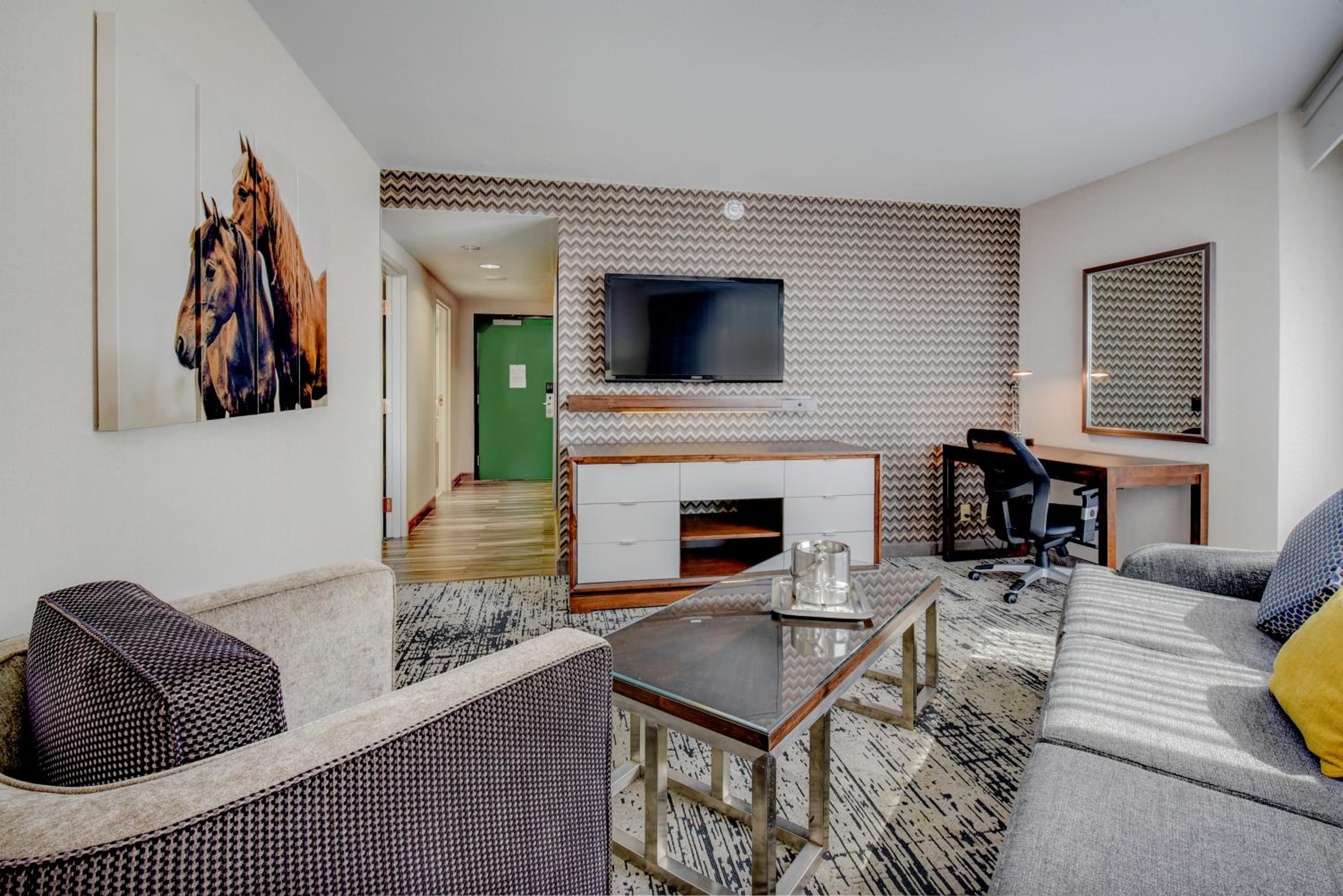 Premier Executive Suite with Parlor - Photo 3