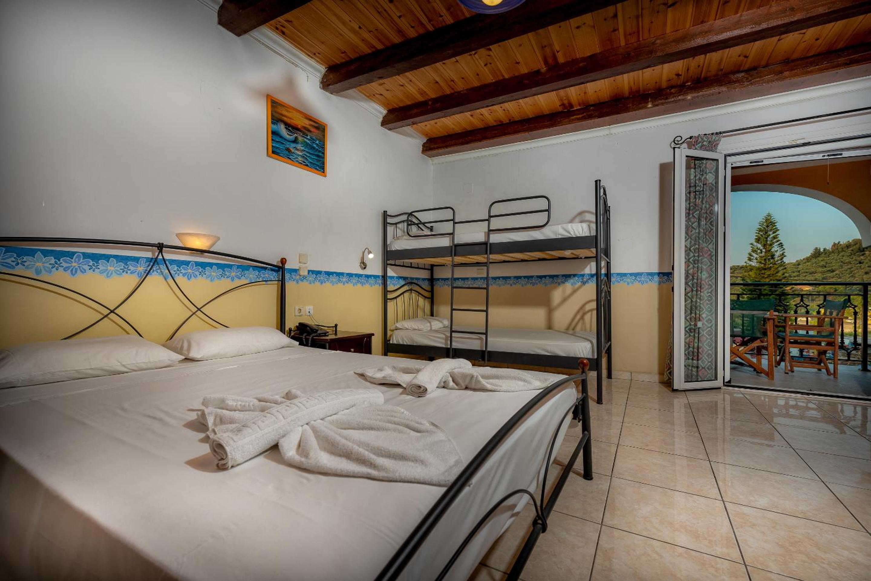 Quadruple Room with Balcony photo 2