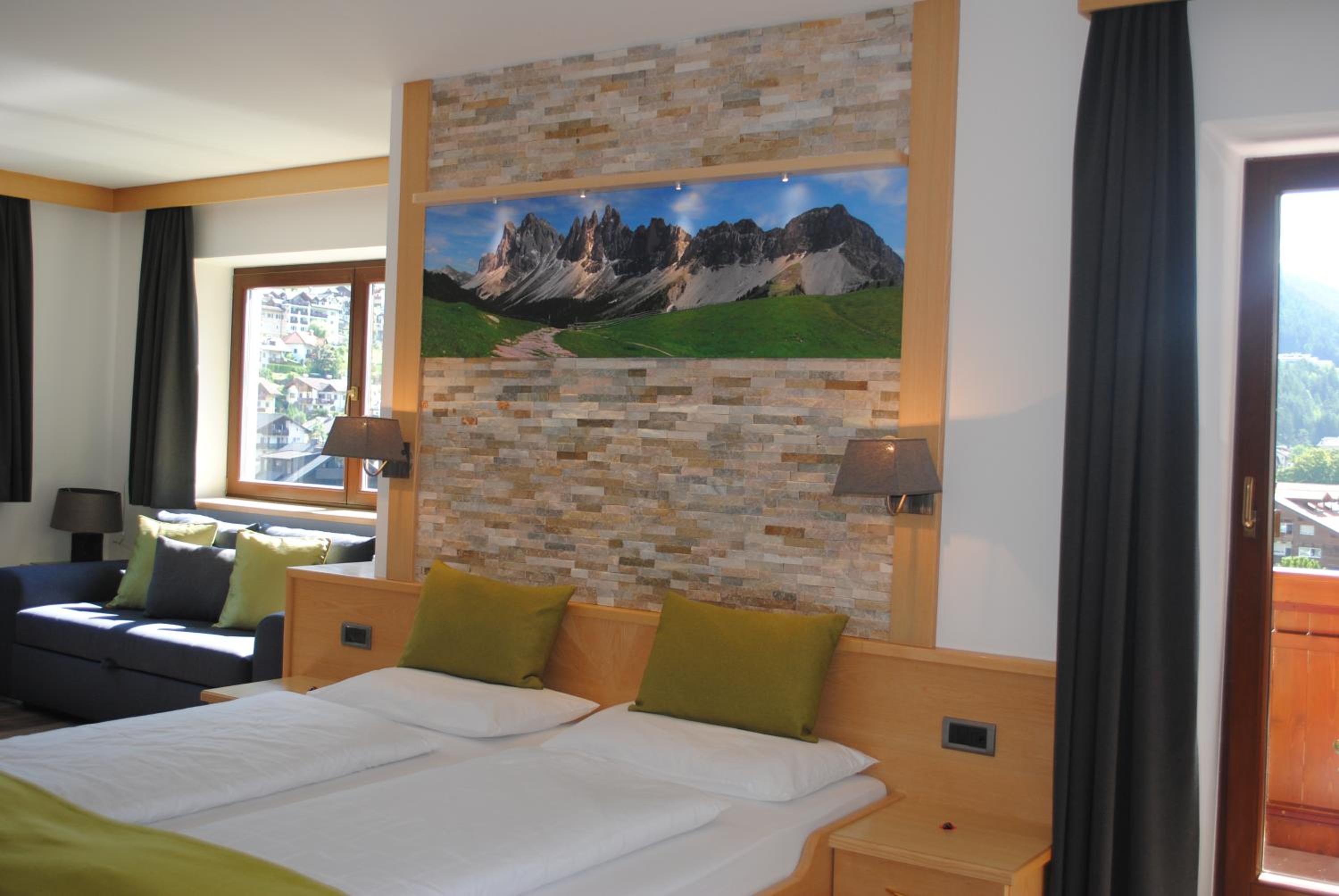 Family Room (2 Adults + 2 Children)