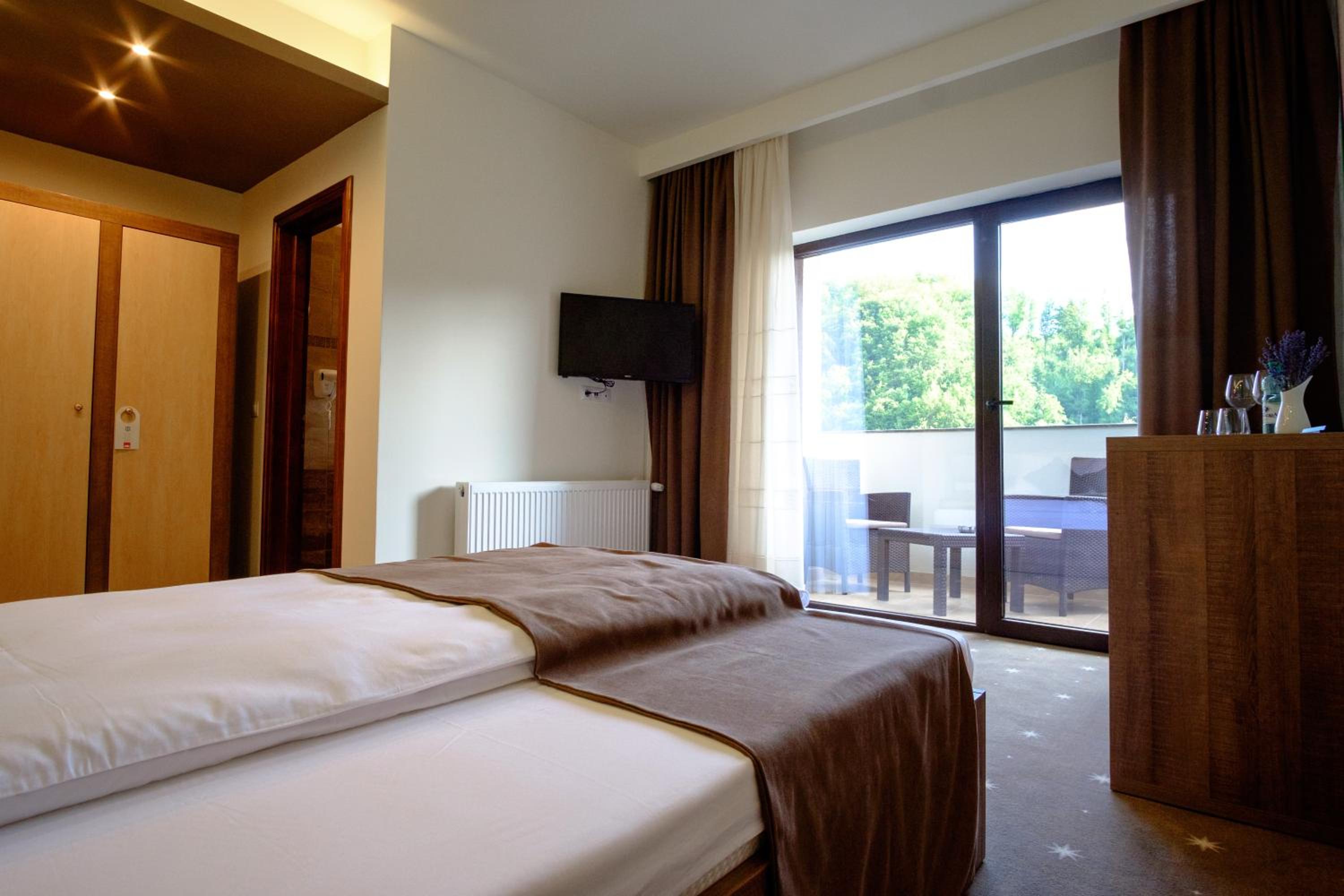 Double Room with Balcony - Photo 3