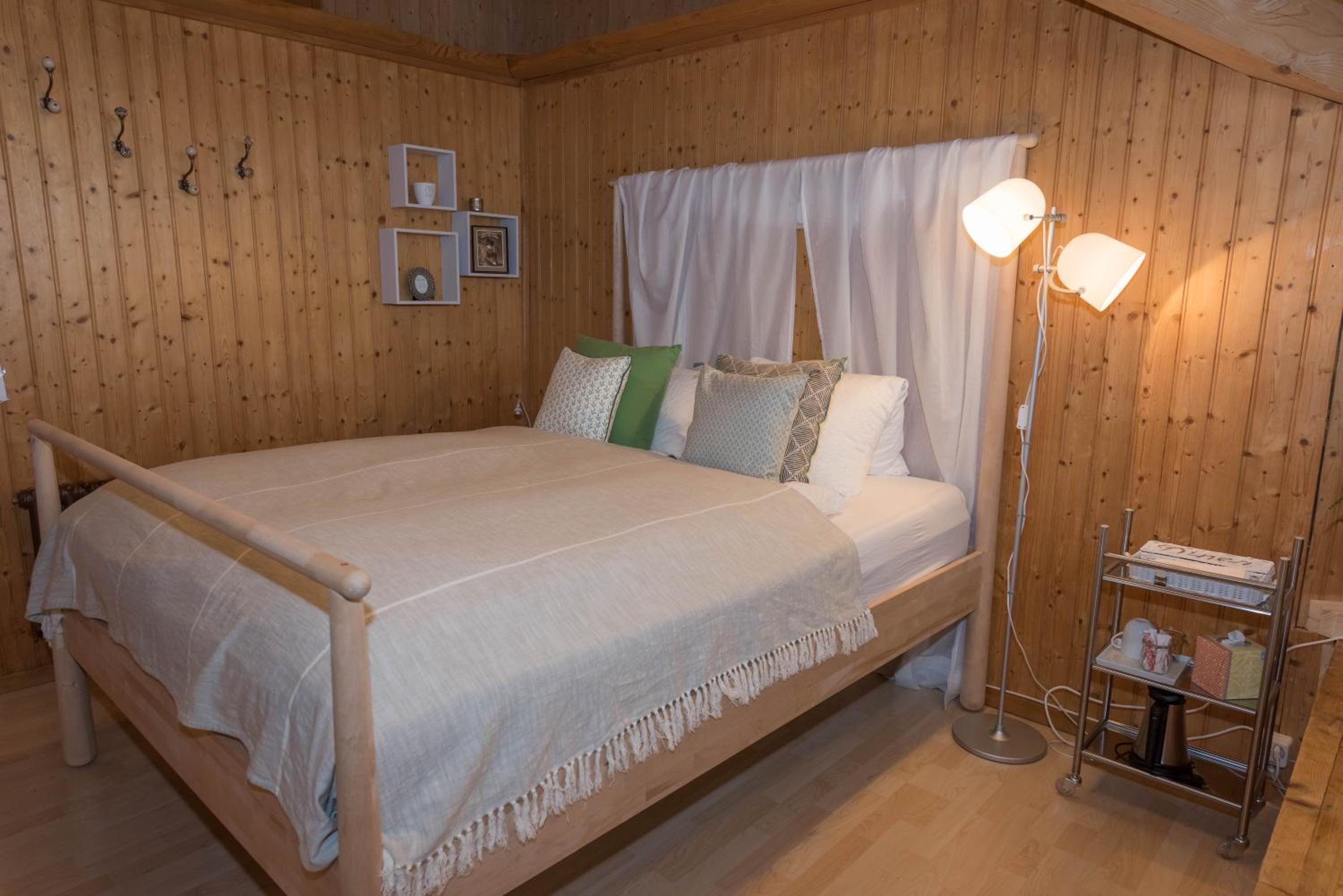 Queen Room with Shared Bathroom photo 2
