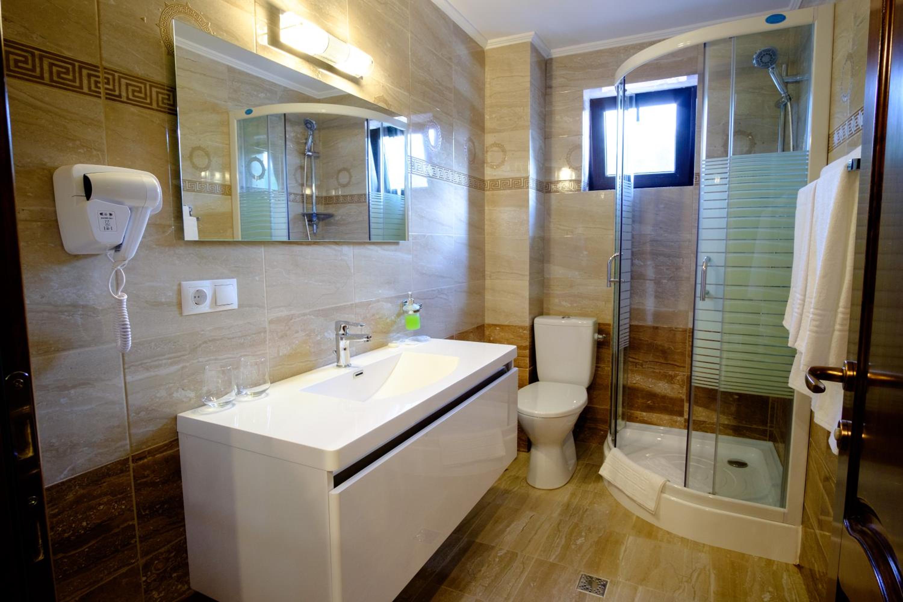 Double Room with Balcony - Photo 4