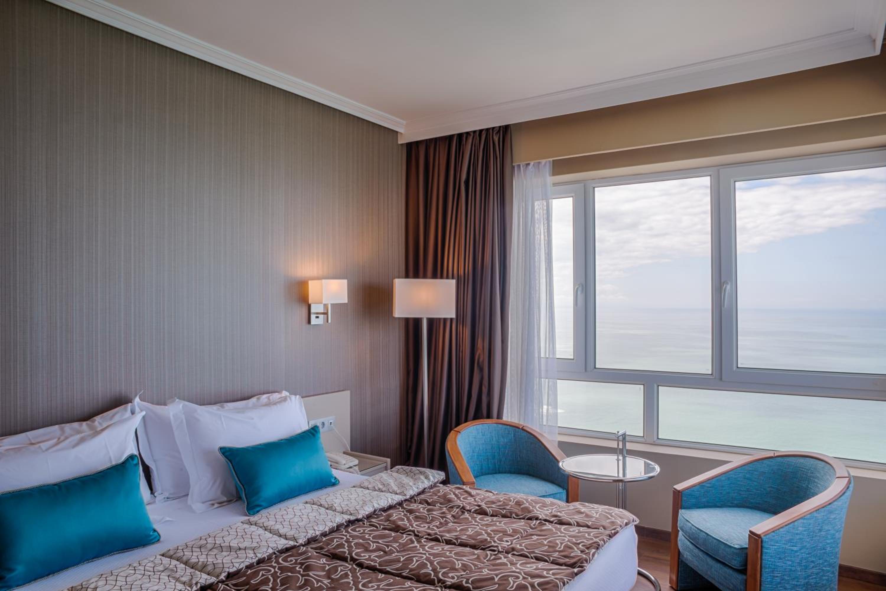 Standard Twin Room with Sea View - Photo 4
