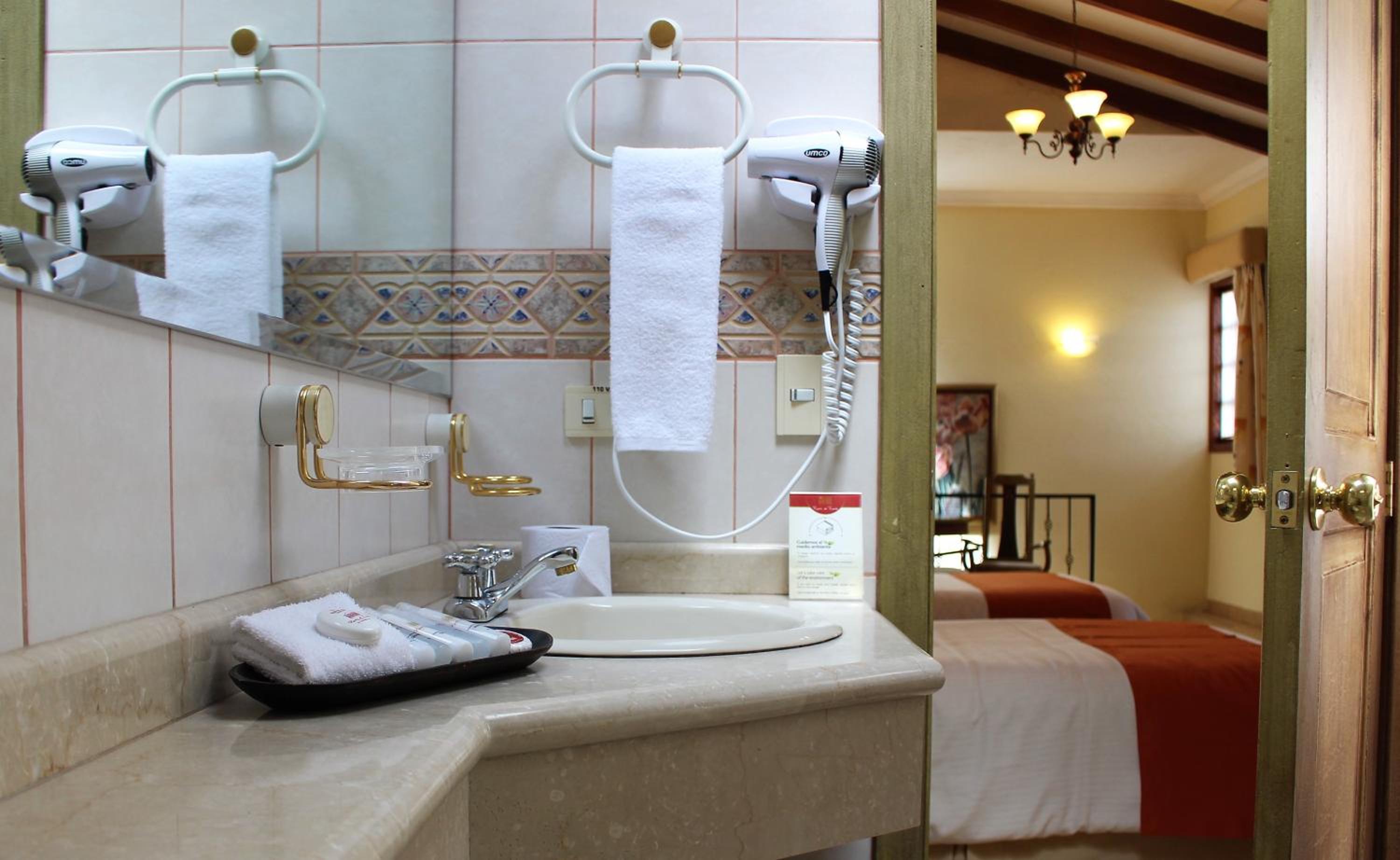 Two-Bedroom Townhouse with One King Bed and Three Single Beds photo 2