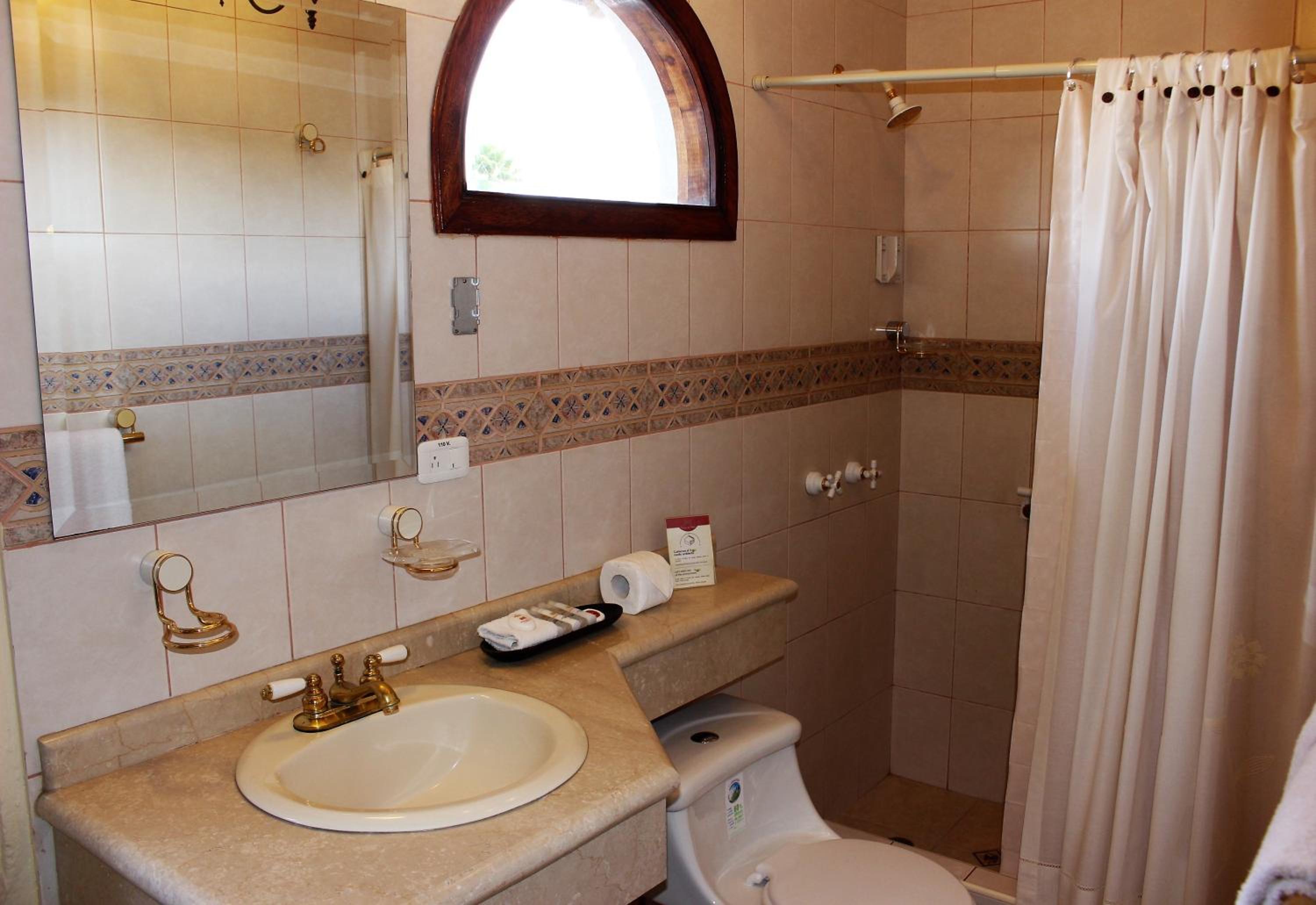 Two-Bedroom Townhouse One King Bed and Four Single Beds