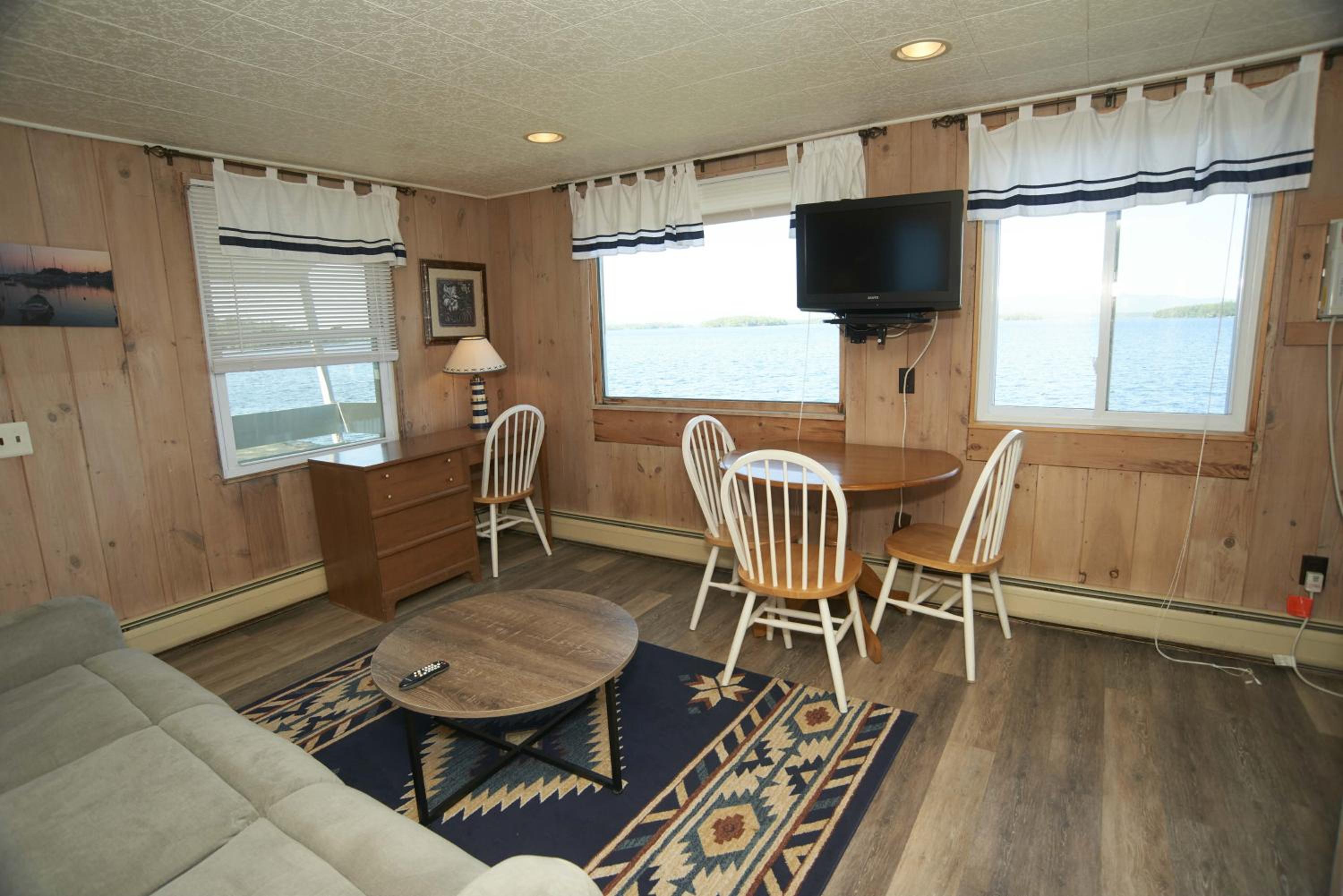 Suite with Lakefront View photo 3