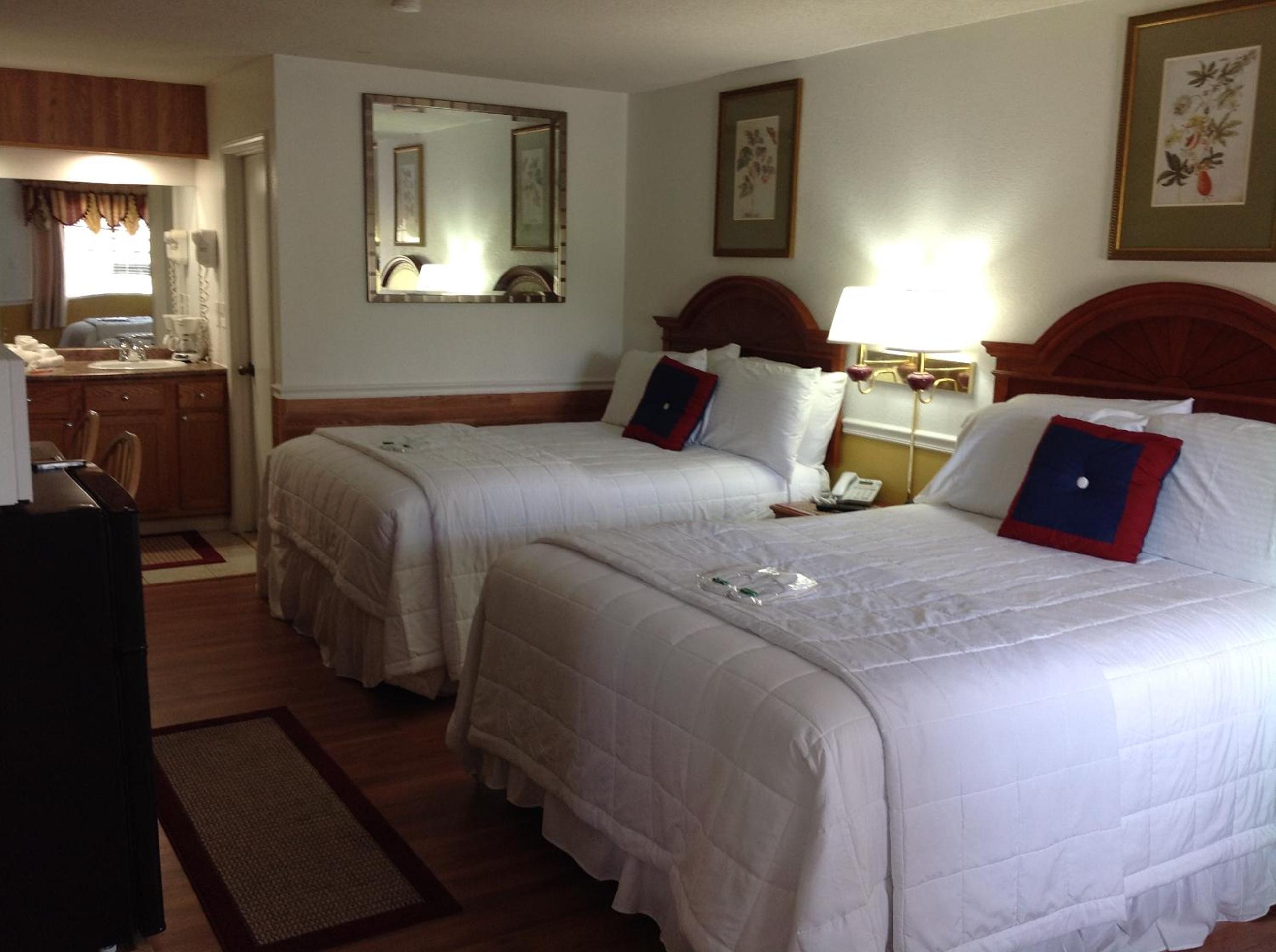 Queen Room with Two Queen Beds - Non-Smoking - Photo 9