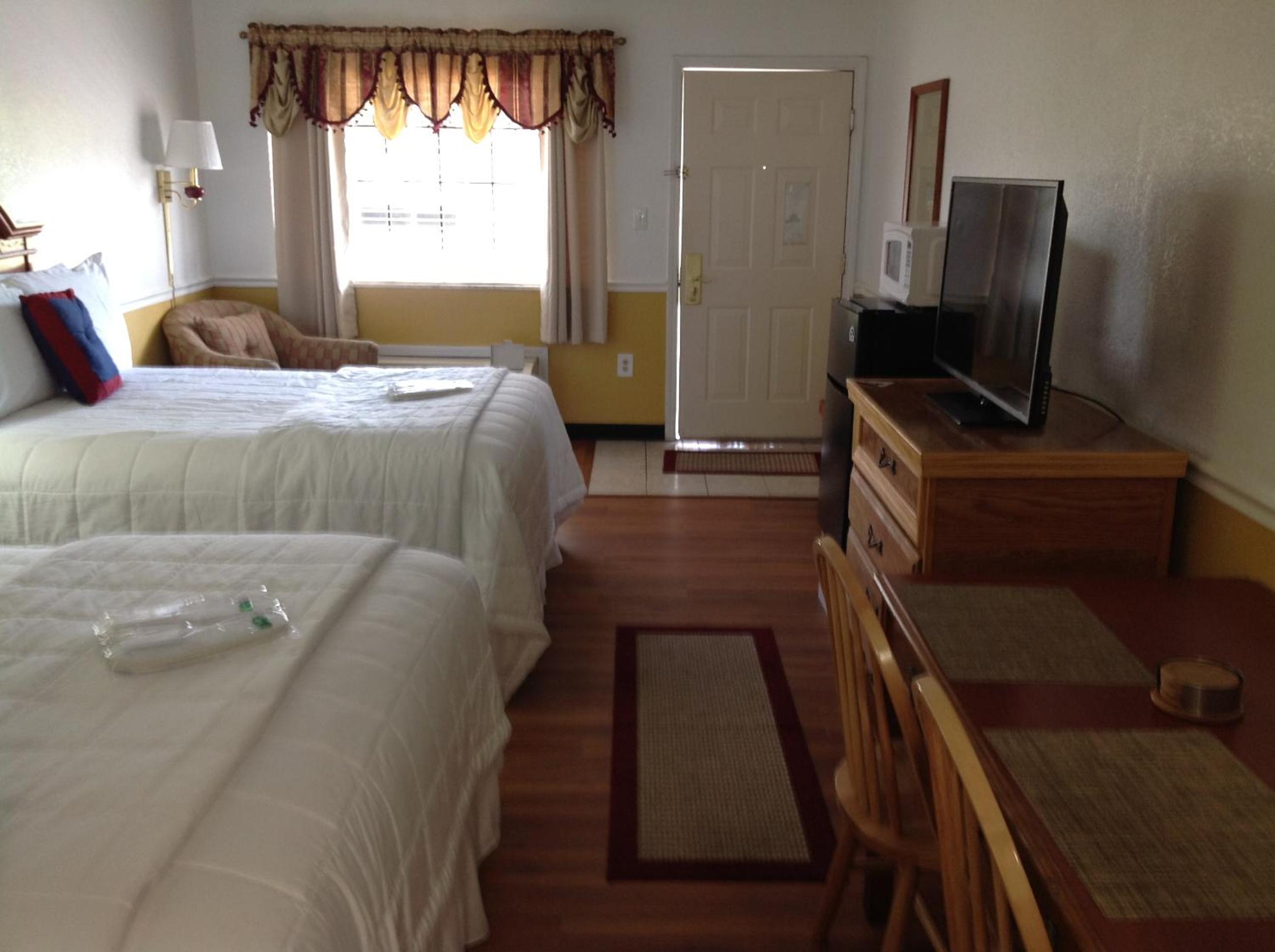 Queen Room with Two Queen Beds - Non-Smoking - Photo 8