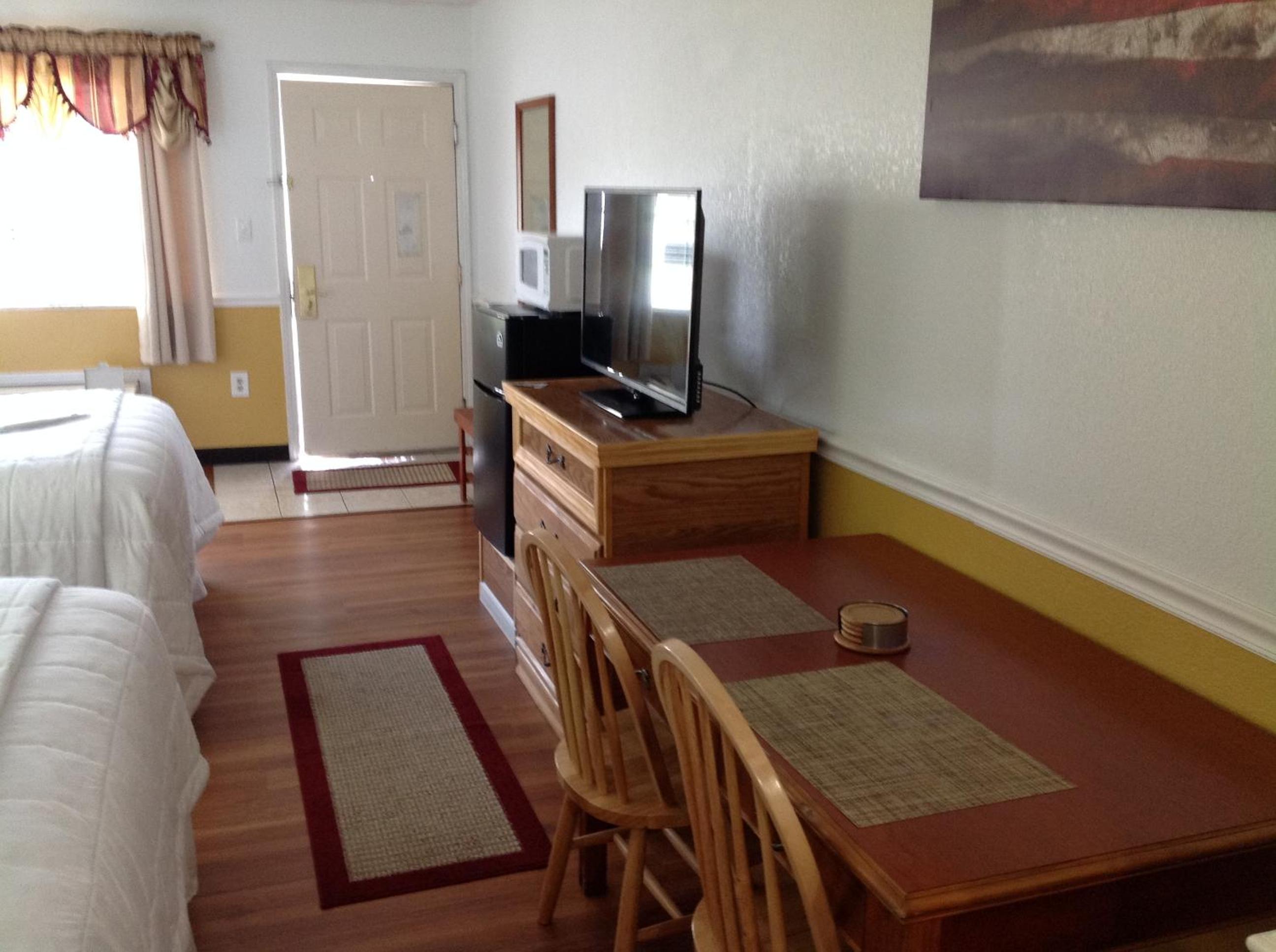 Queen Room with Two Queen Beds - Non-Smoking - Photo 7