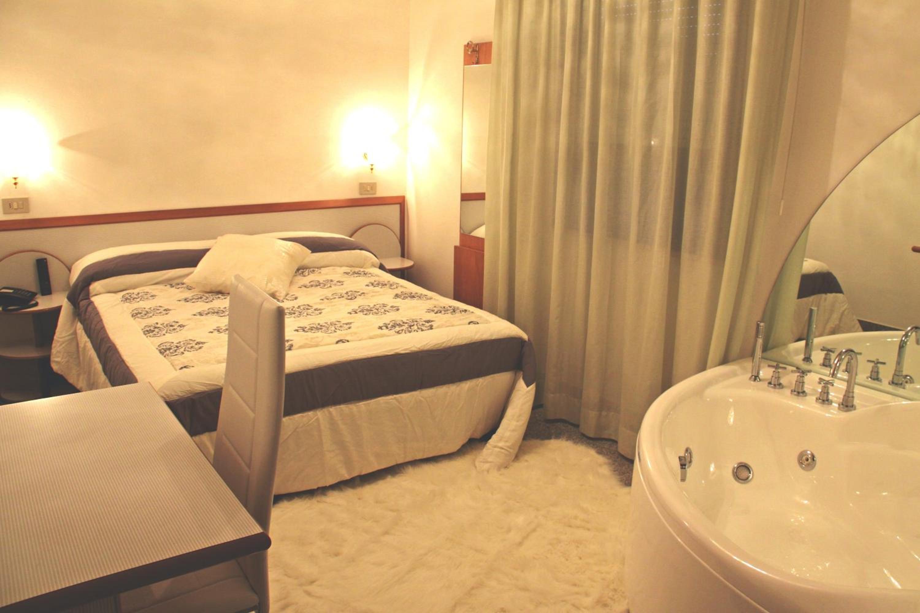 Double Room with Spa Bath photo 2