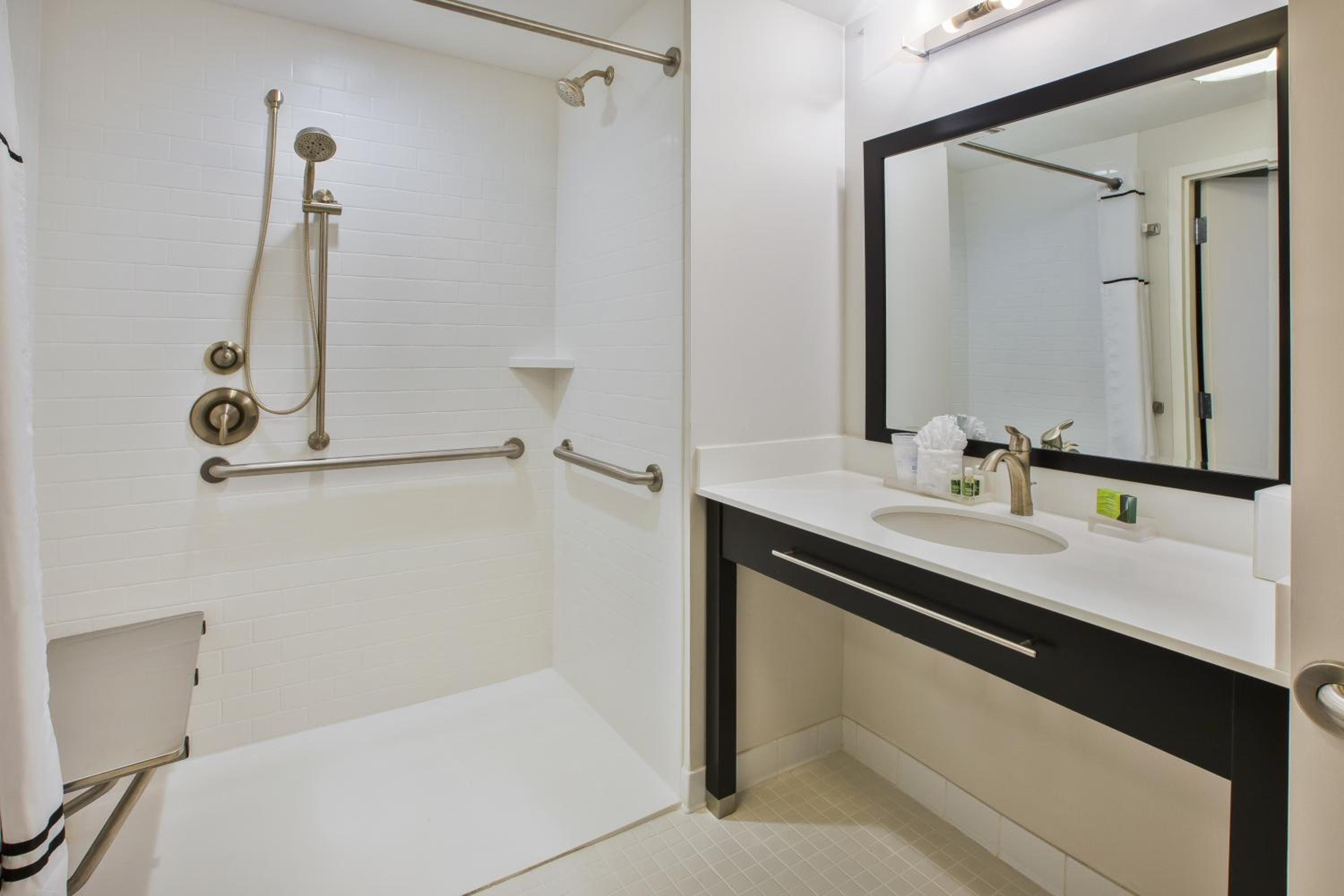 Queen Suite with Two Queen Beds - Disability Access