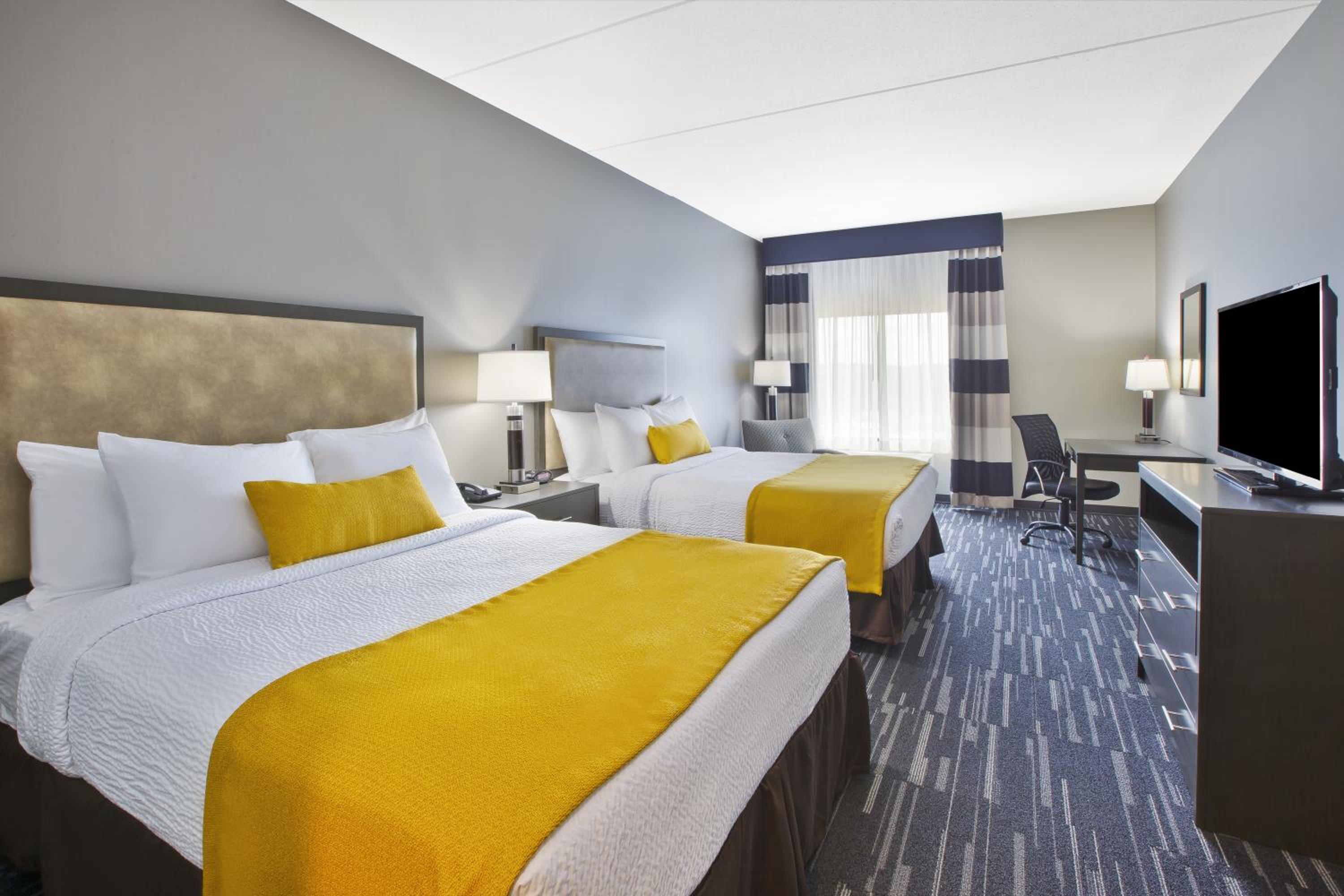 Queen Room with Two Queen Beds - Non-Smoking photo 3