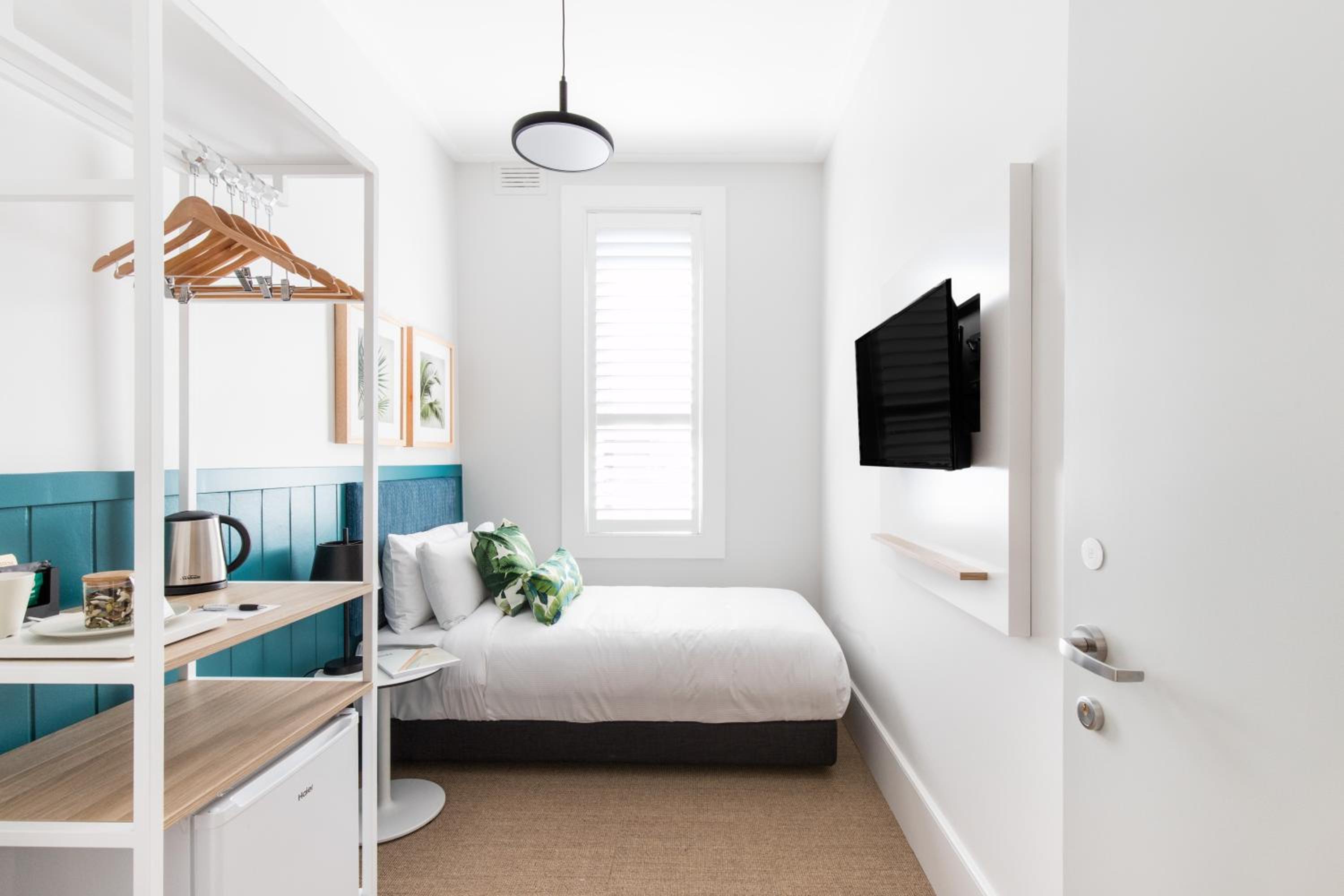 Small Single Room with Shared Bathroom photo 3