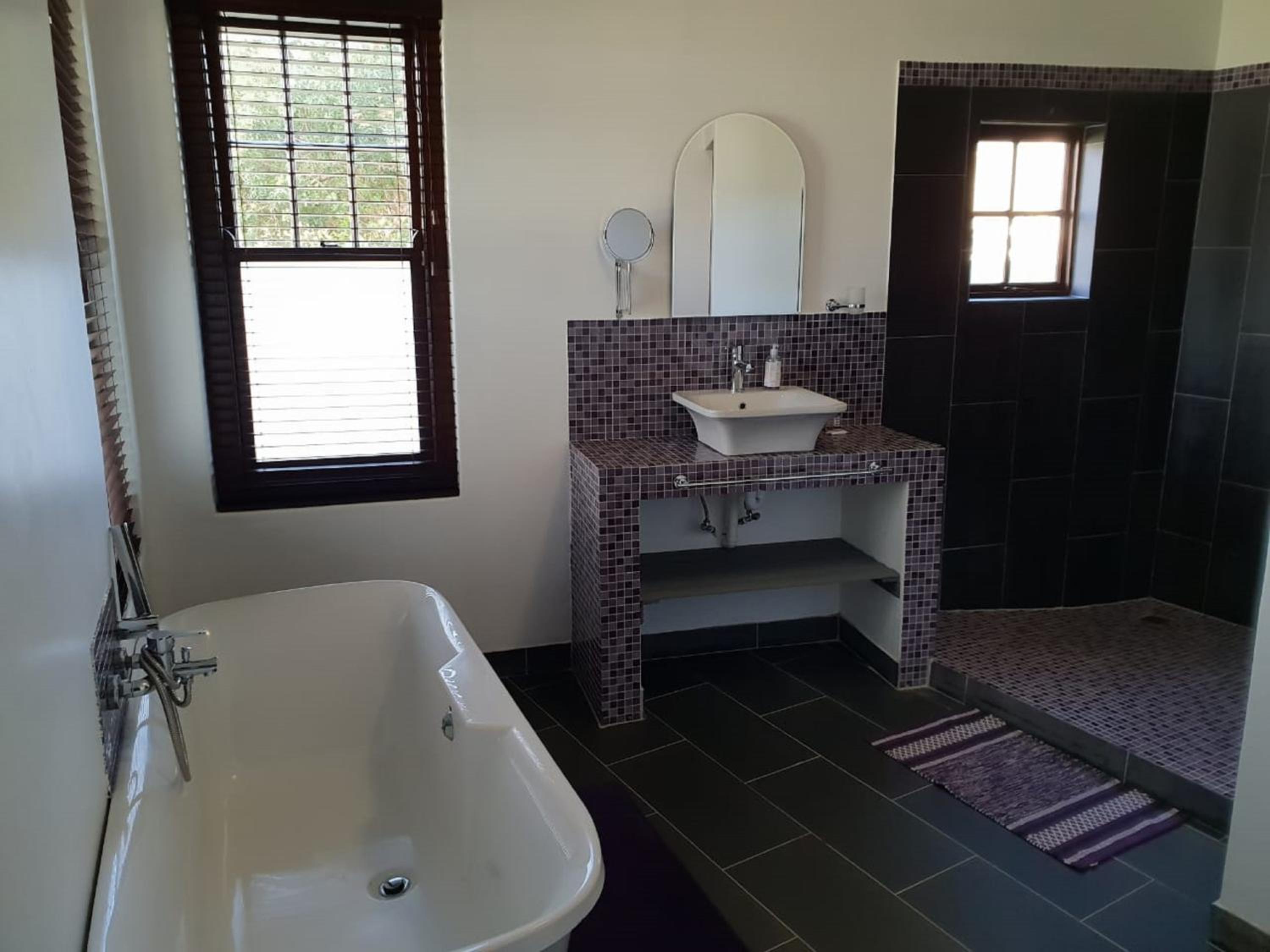 Deluxe Queen Room - Photo 7
