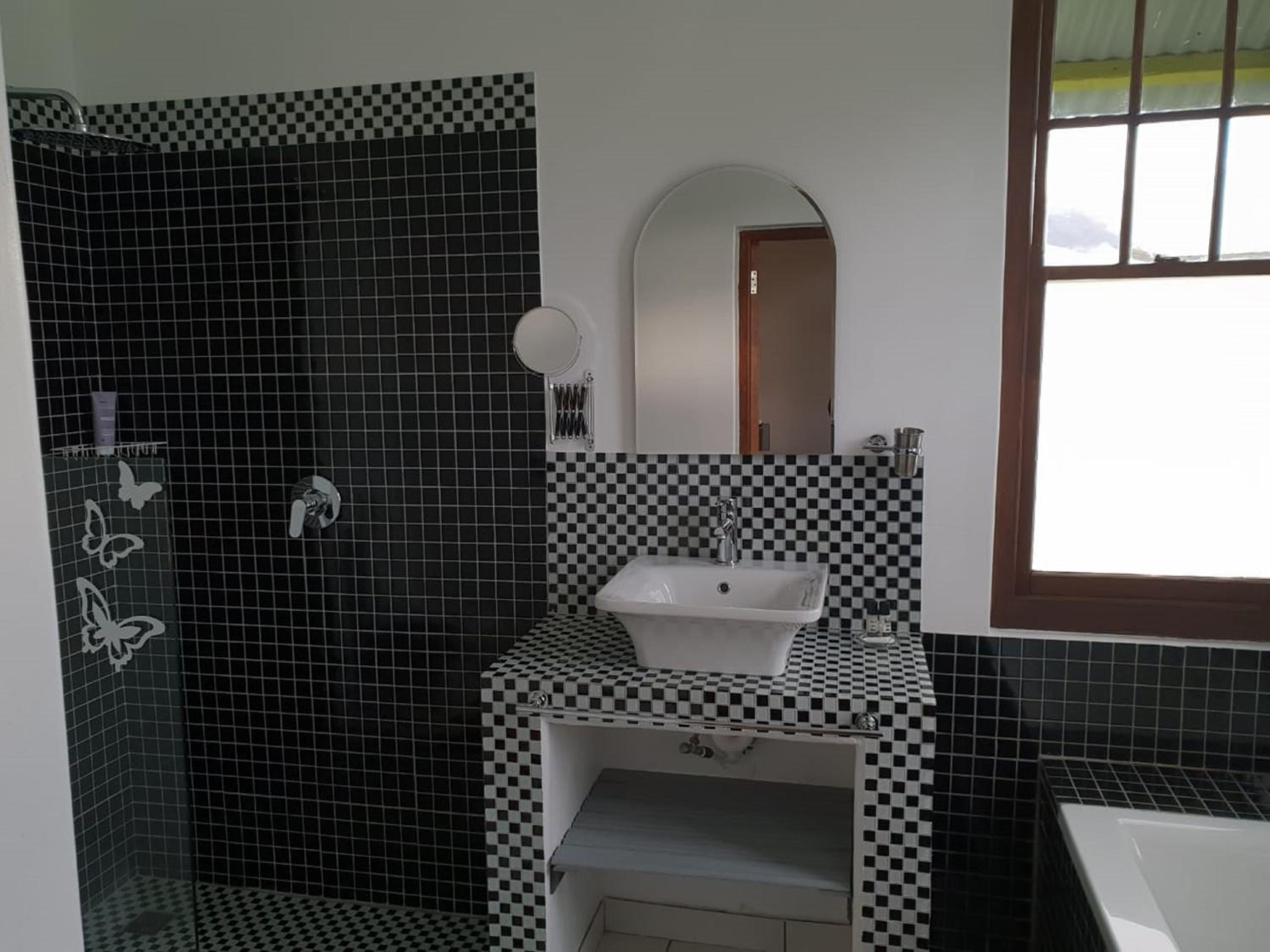 Deluxe Queen Room - Photo 8