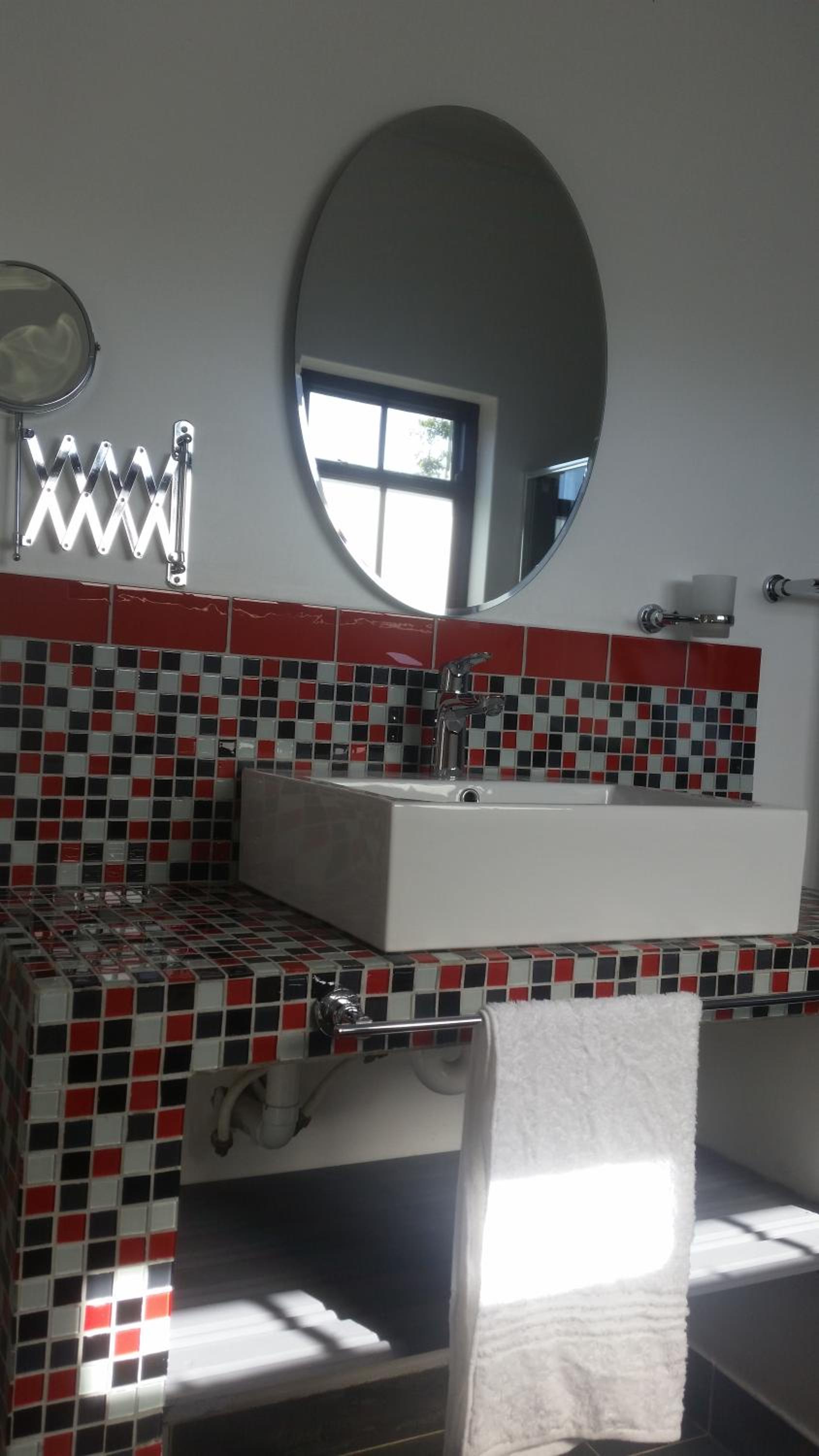 Deluxe Queen Room - Photo 11