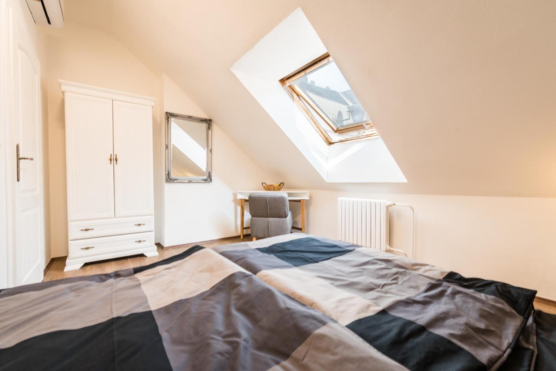 Large Double Room with Shared Bathroom photo 2