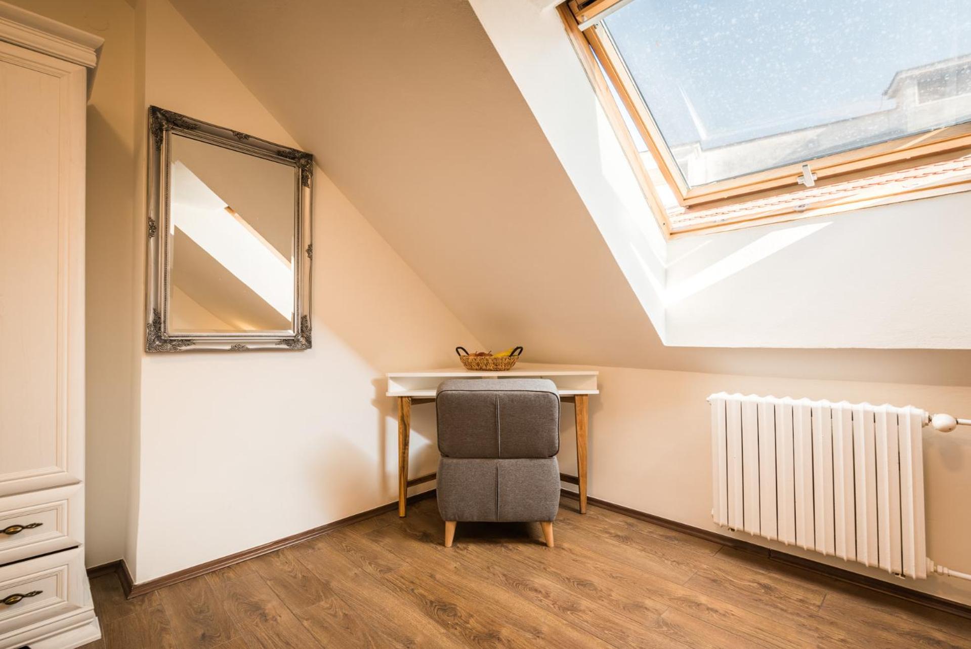 Large Double Room with Shared Bathroom photo 3