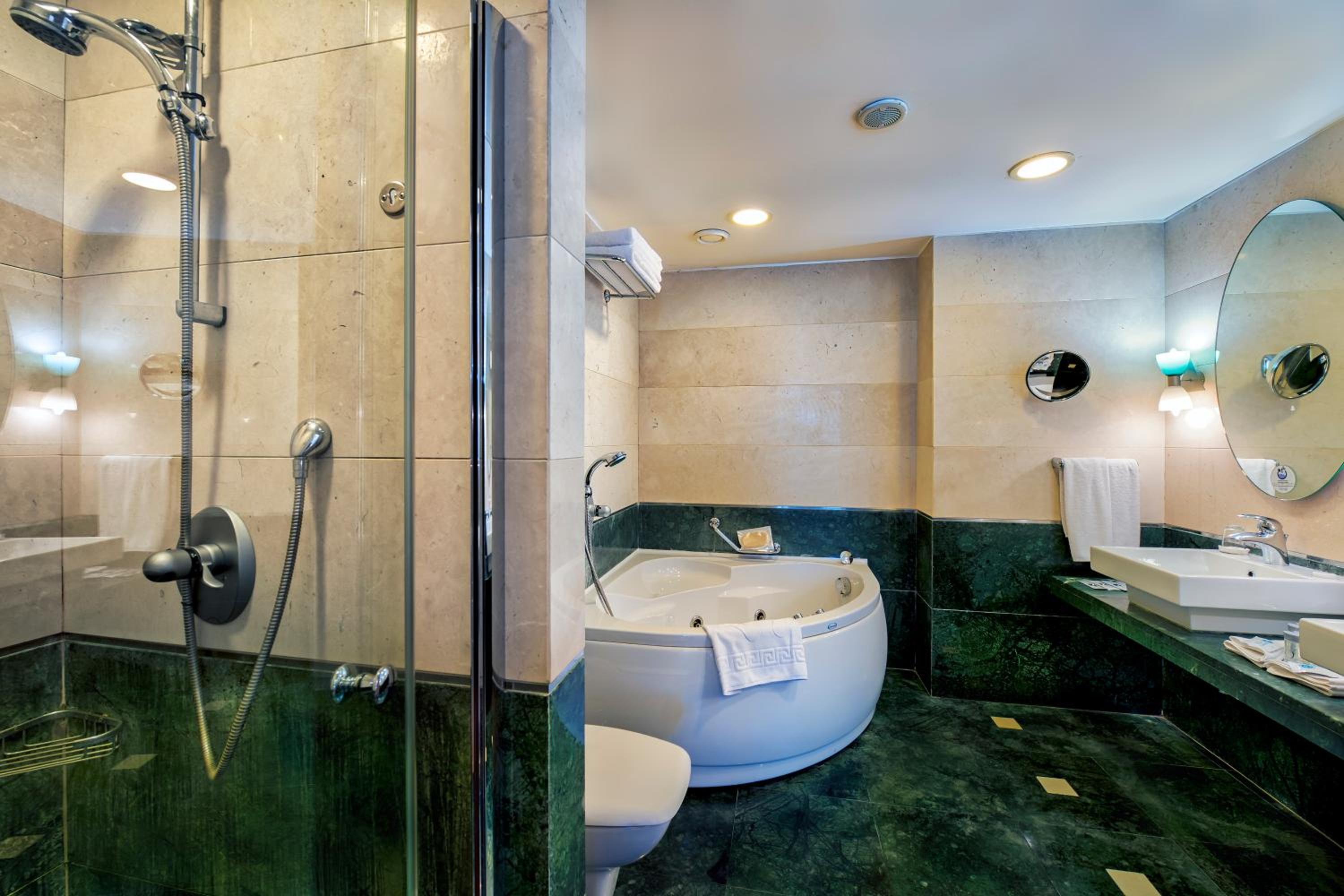 Suite - Photo 2