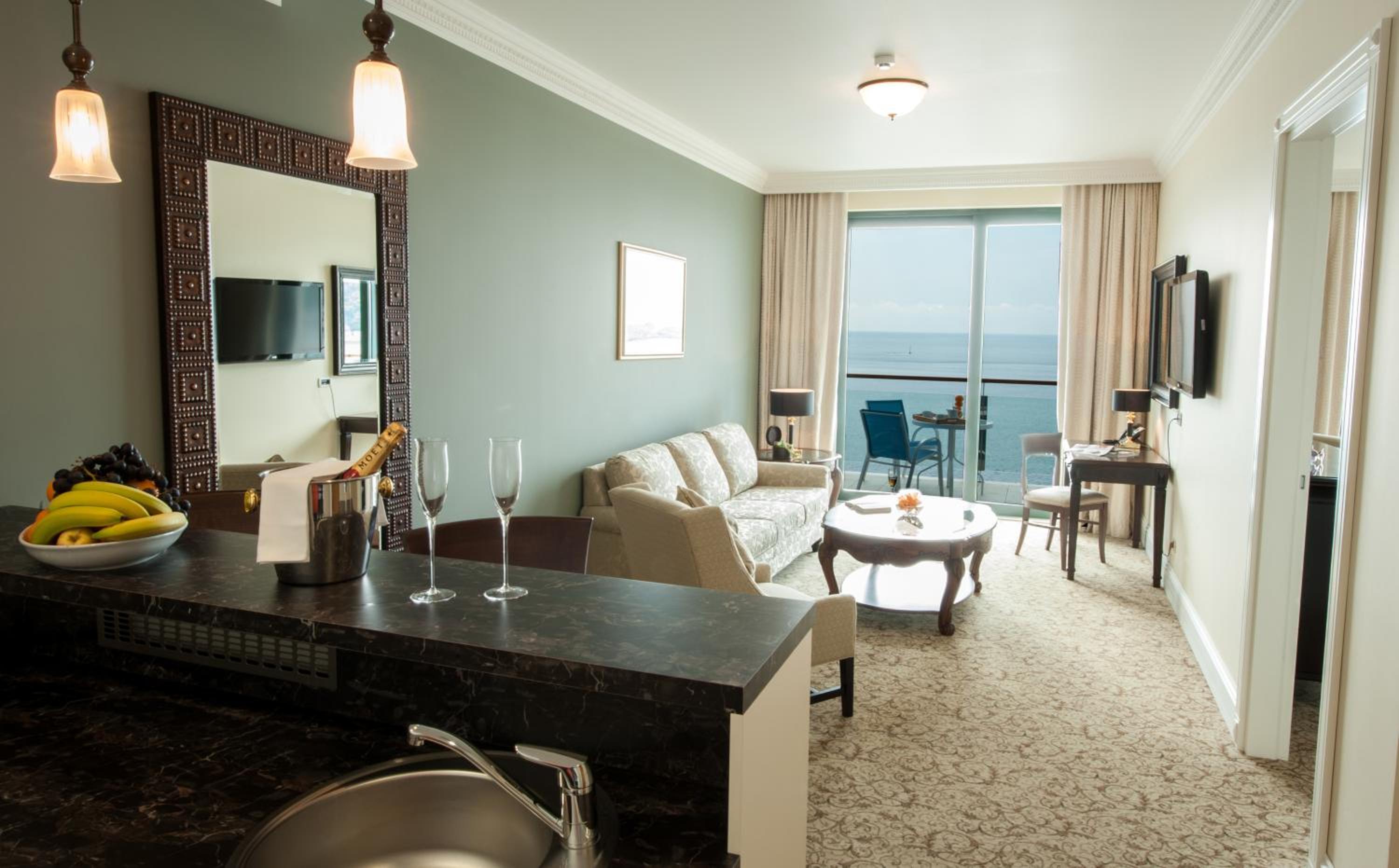 Deluxe King Suite with Sea View and Balcony thumbnail 6