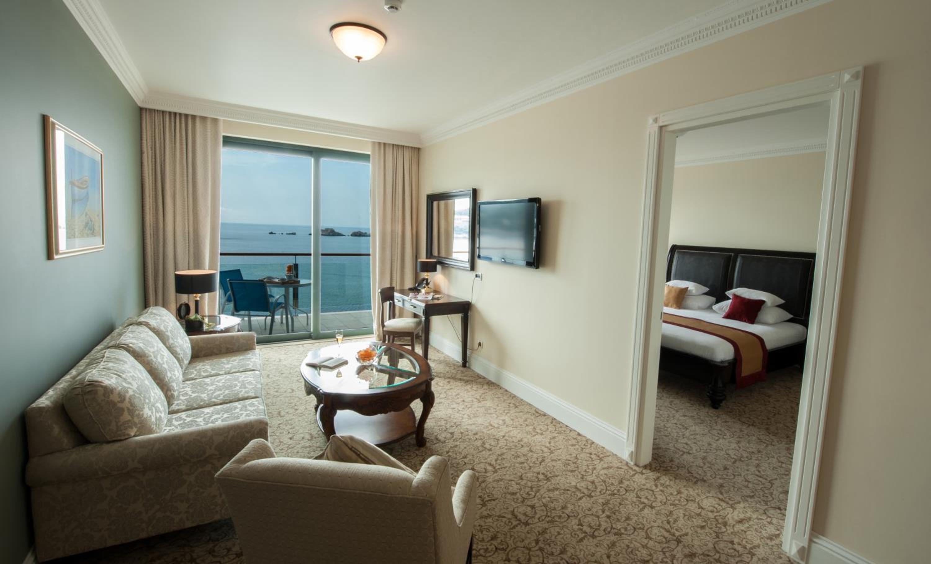 Deluxe King Suite with Sea View and Balcony