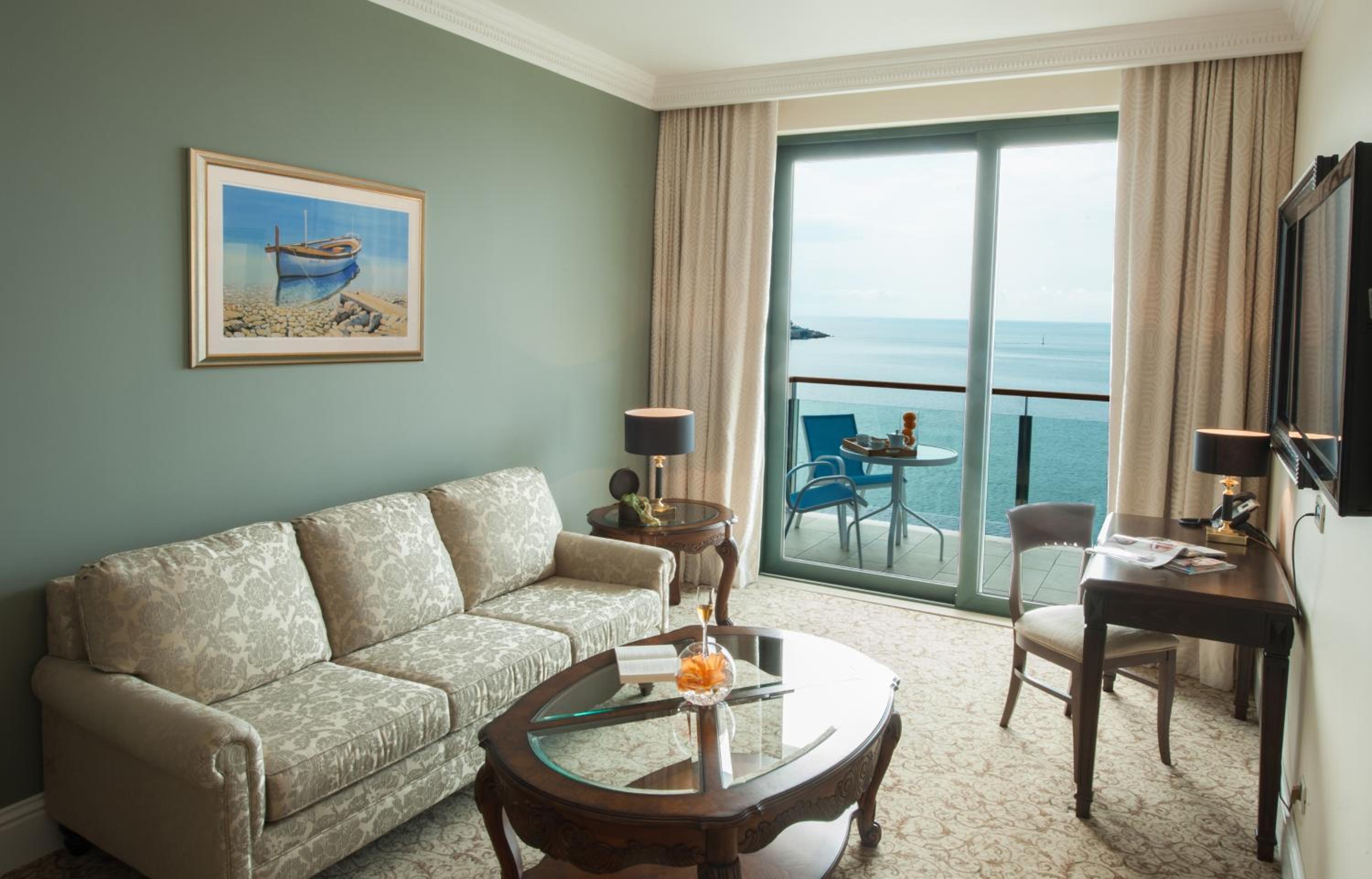 Deluxe King Suite with Sea View and Balcony