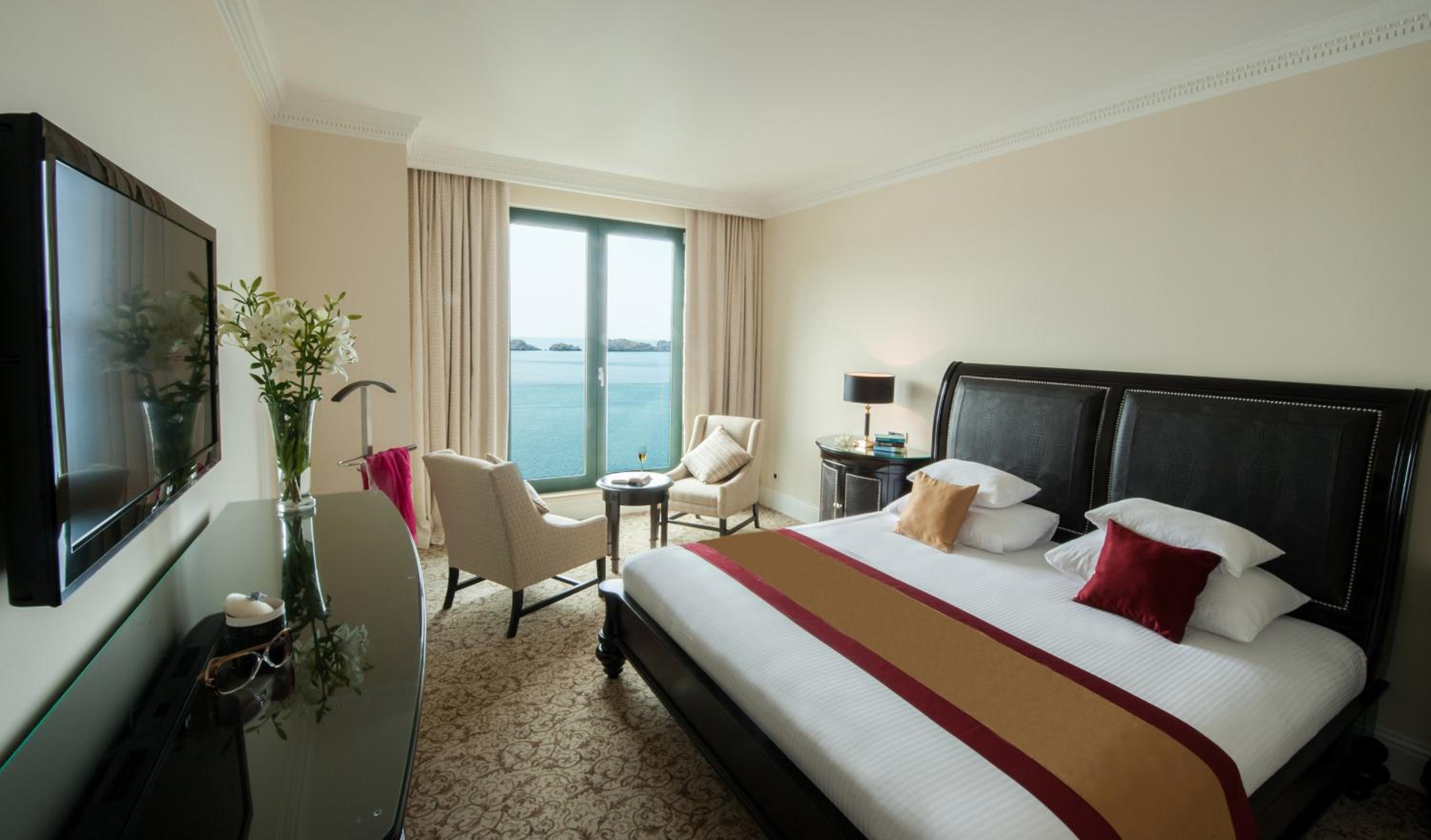 Deluxe King Suite with Sea View and Balcony thumbnail 5