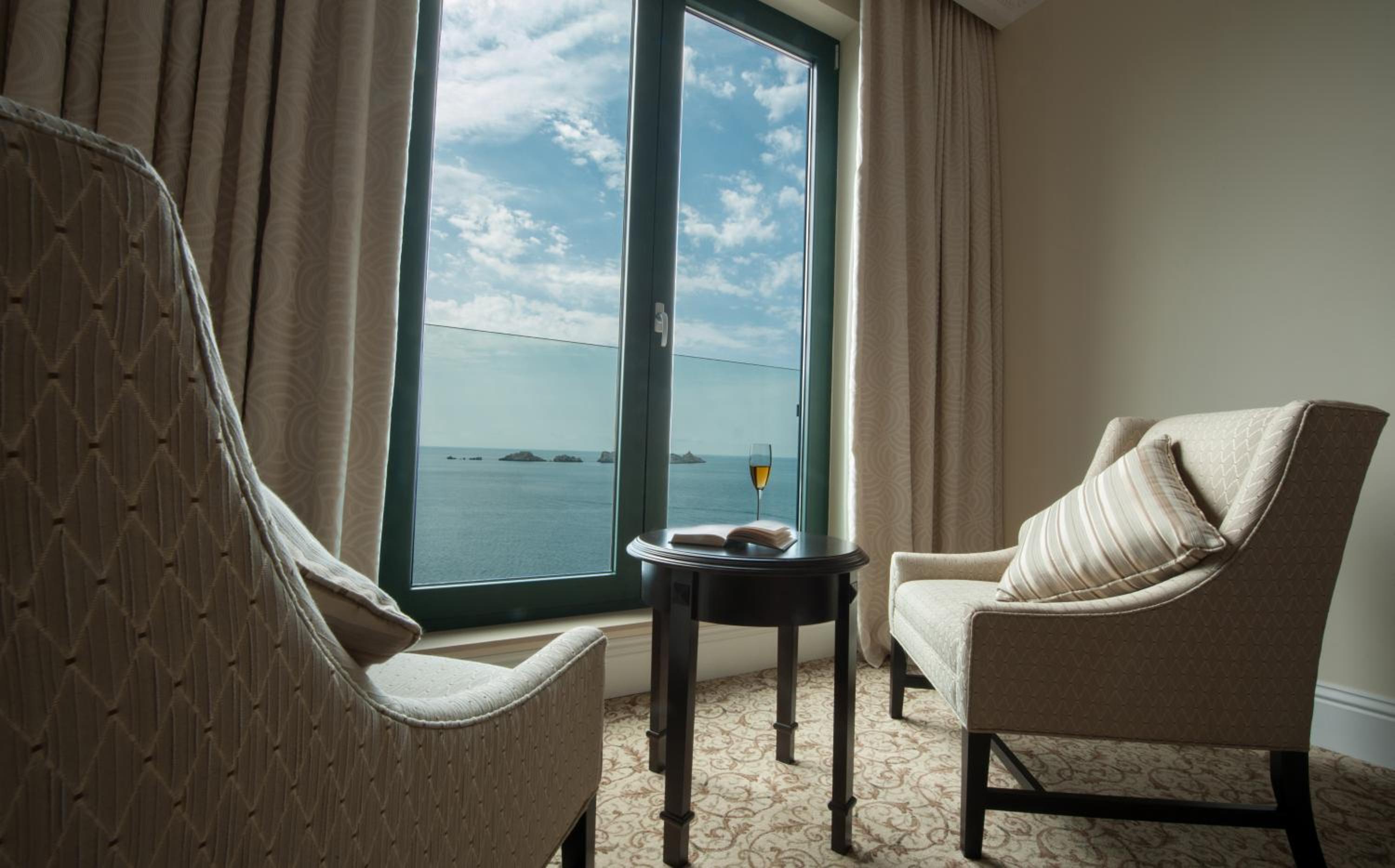 Deluxe King Suite with Sea View and Balcony thumbnail 6
