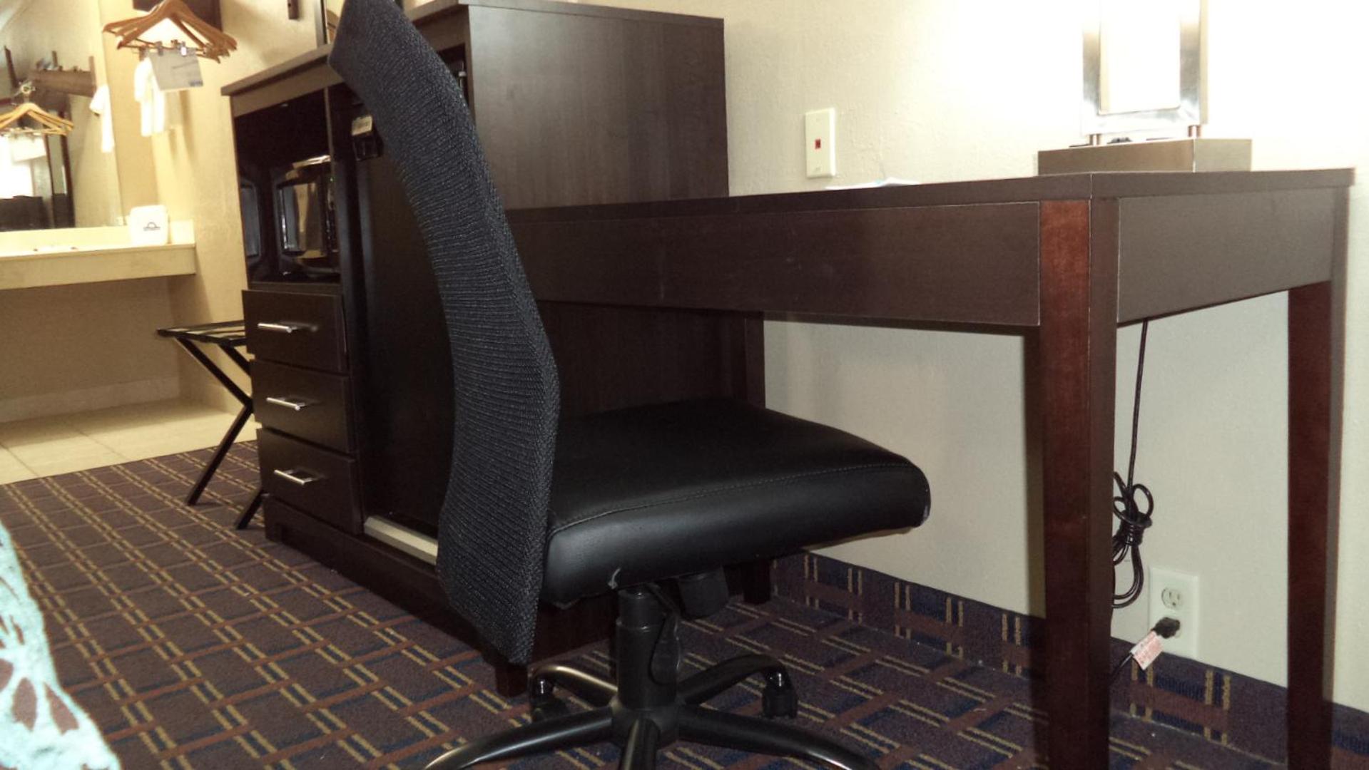 King Room - Non-Smoking - Photo 8