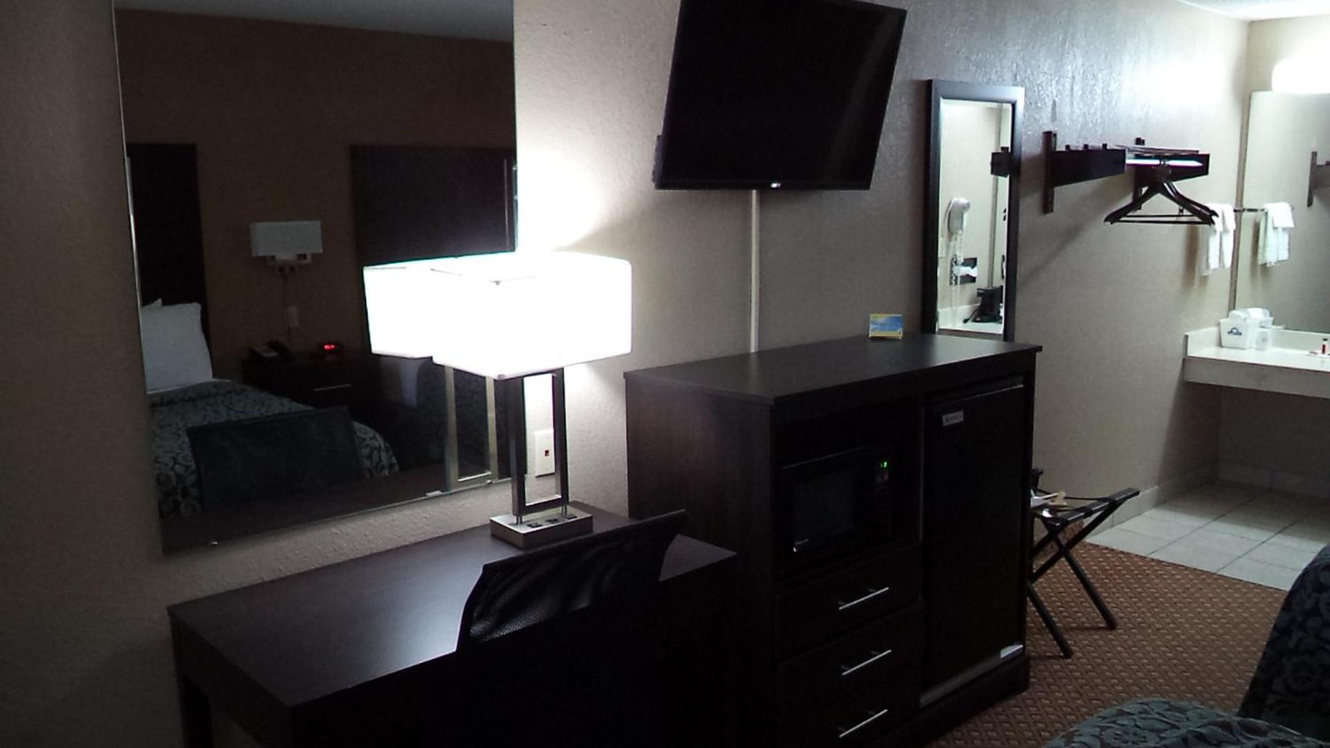 King Room - Non-Smoking - Photo 7