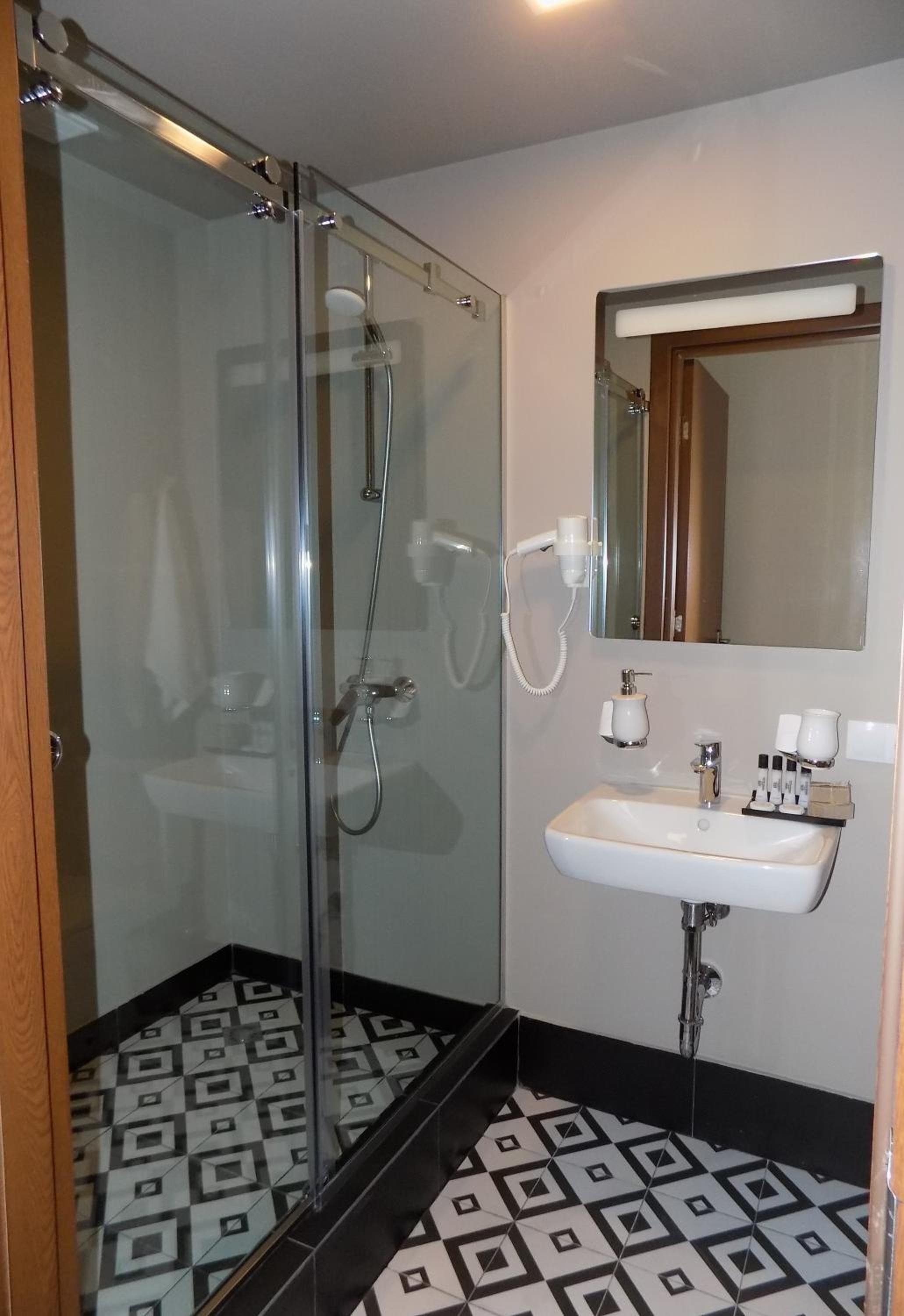 Budget Double Room photo 3