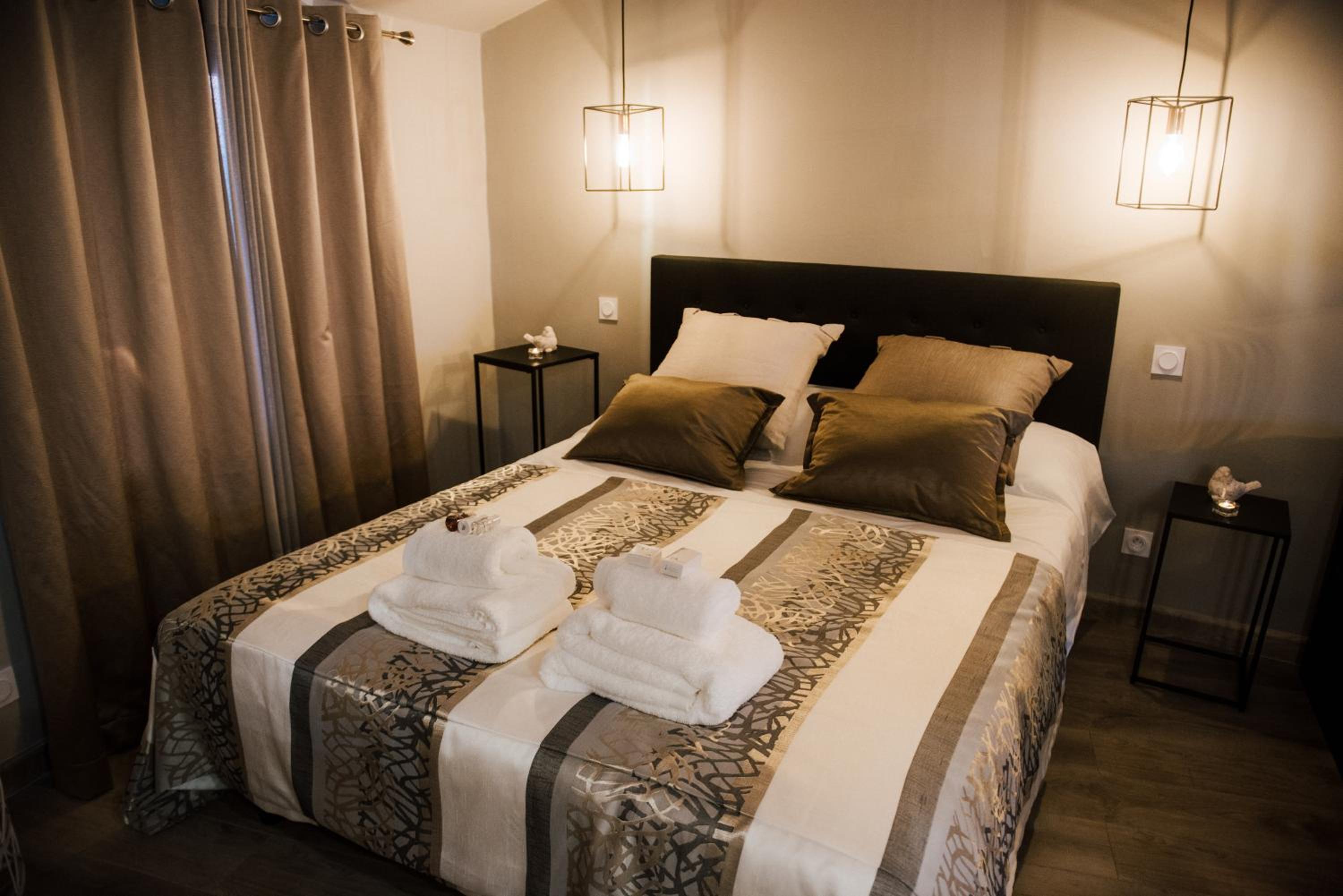 Suite with Hot Tub - Photo 21