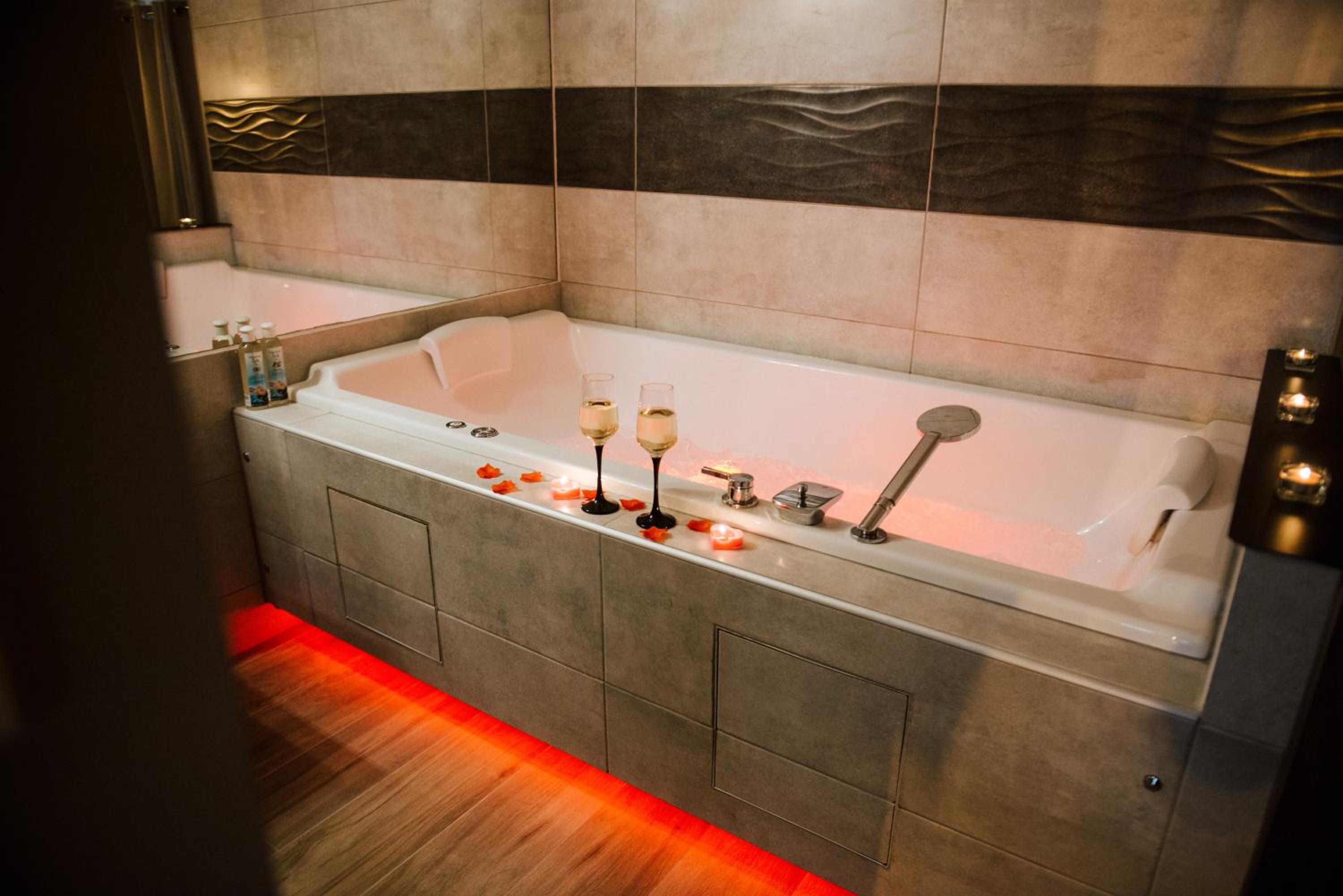 Suite with Hot Tub - Photo 14
