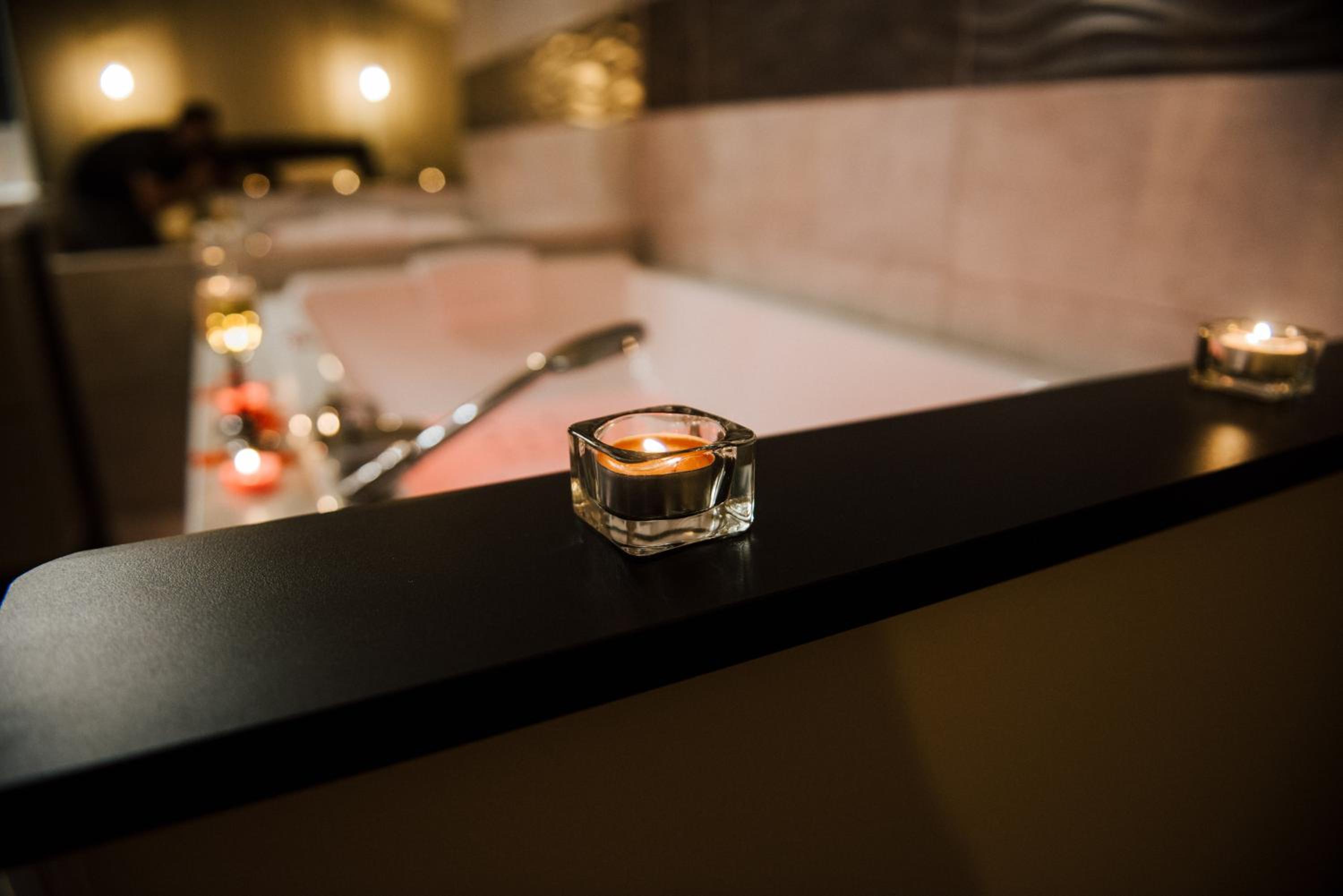 Suite with Hot Tub - Photo 17
